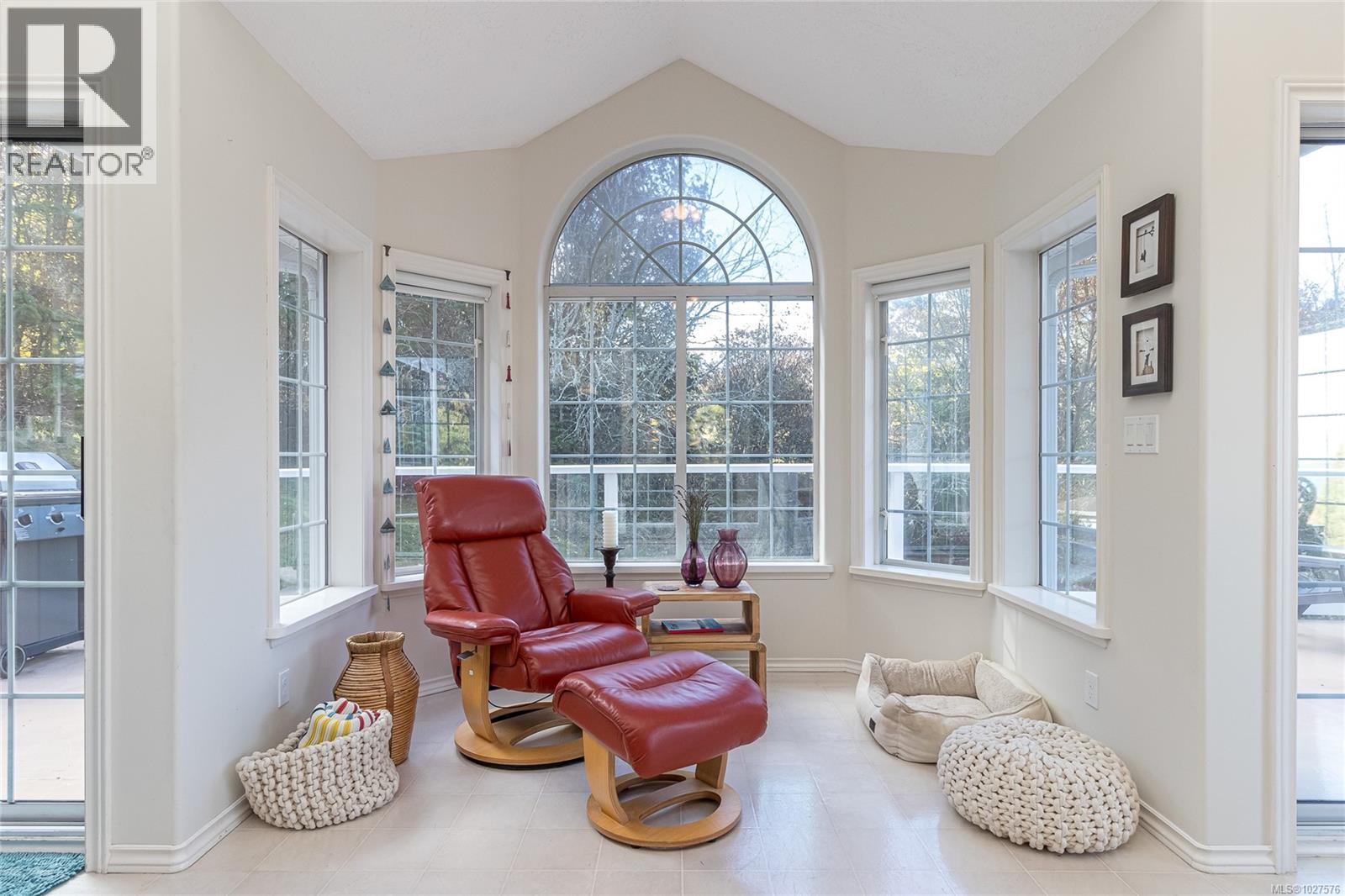 11474 Sumac Dr, North Saanich