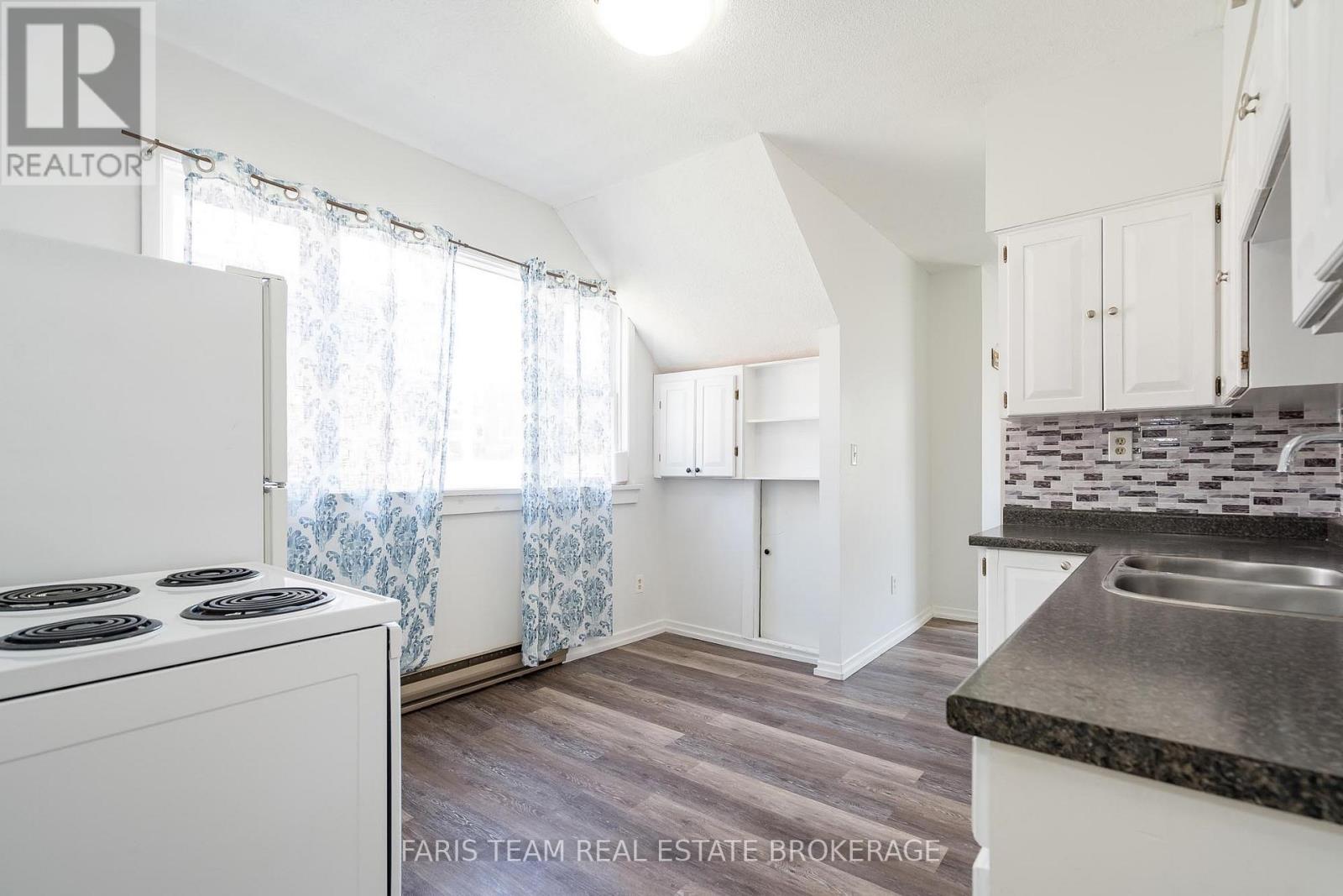 612 BAY STREET - 9