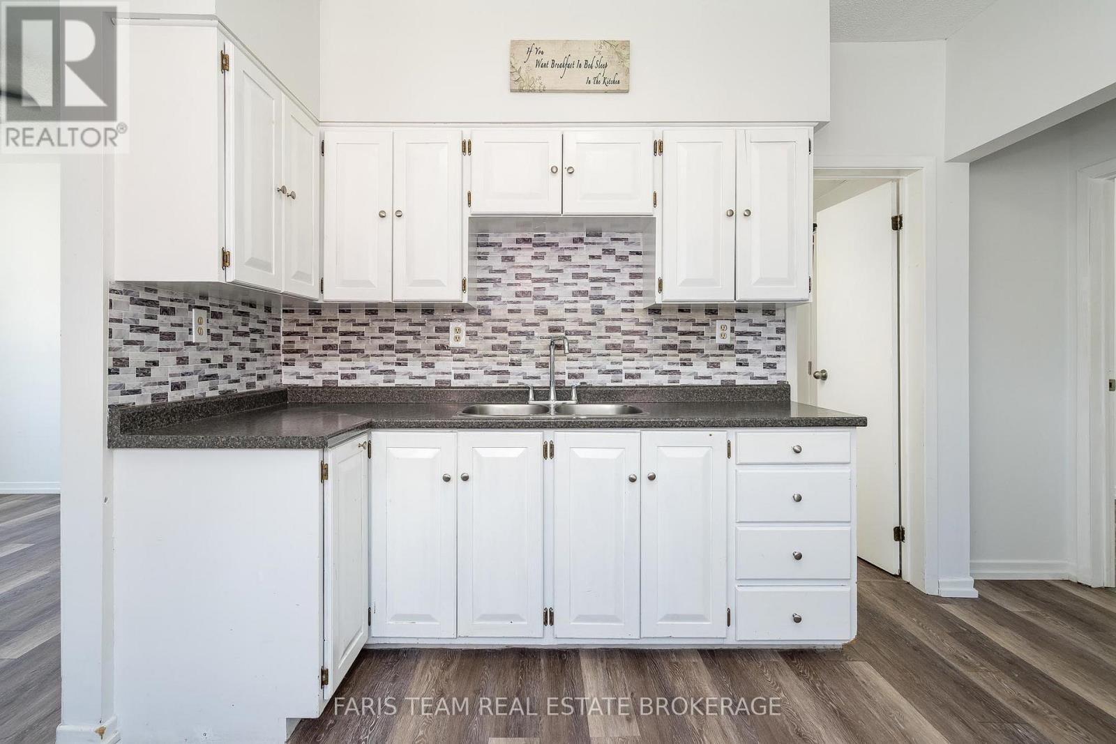 612 BAY STREET - 6