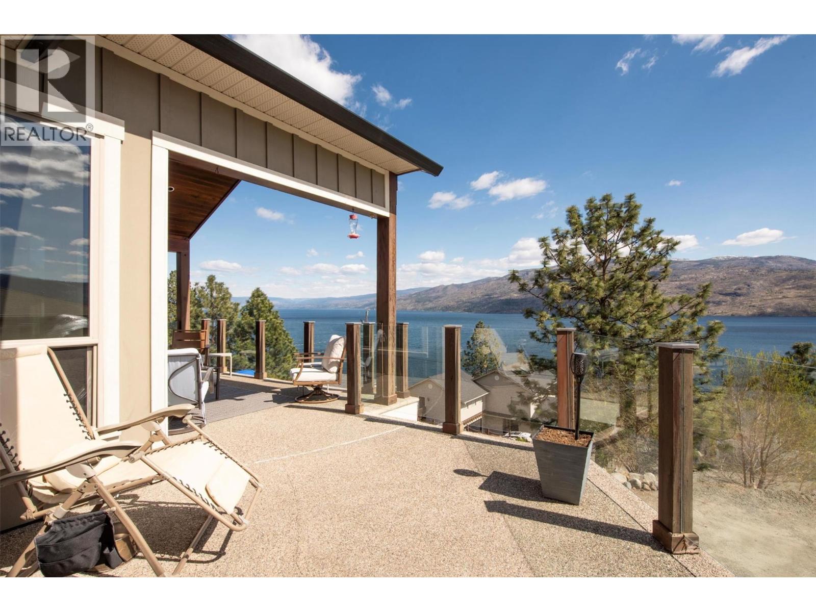 5824 Columbia Avenue, Peachland