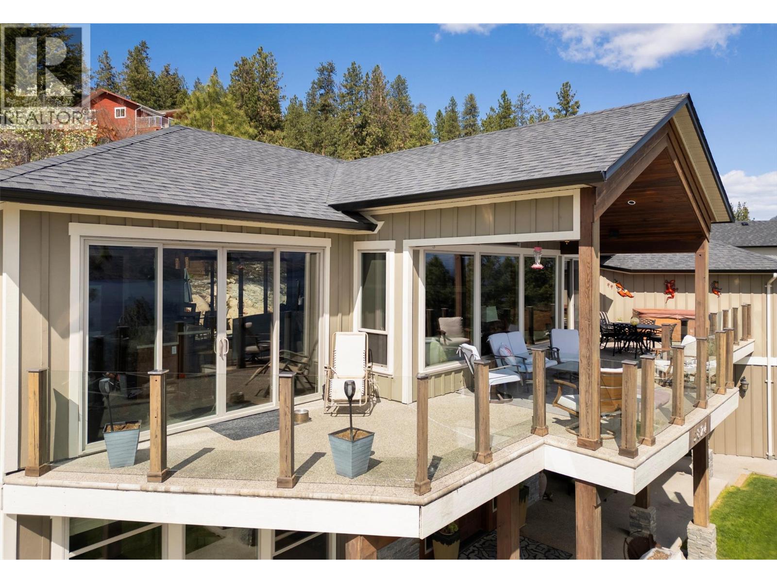 5824 Columbia Avenue, Peachland