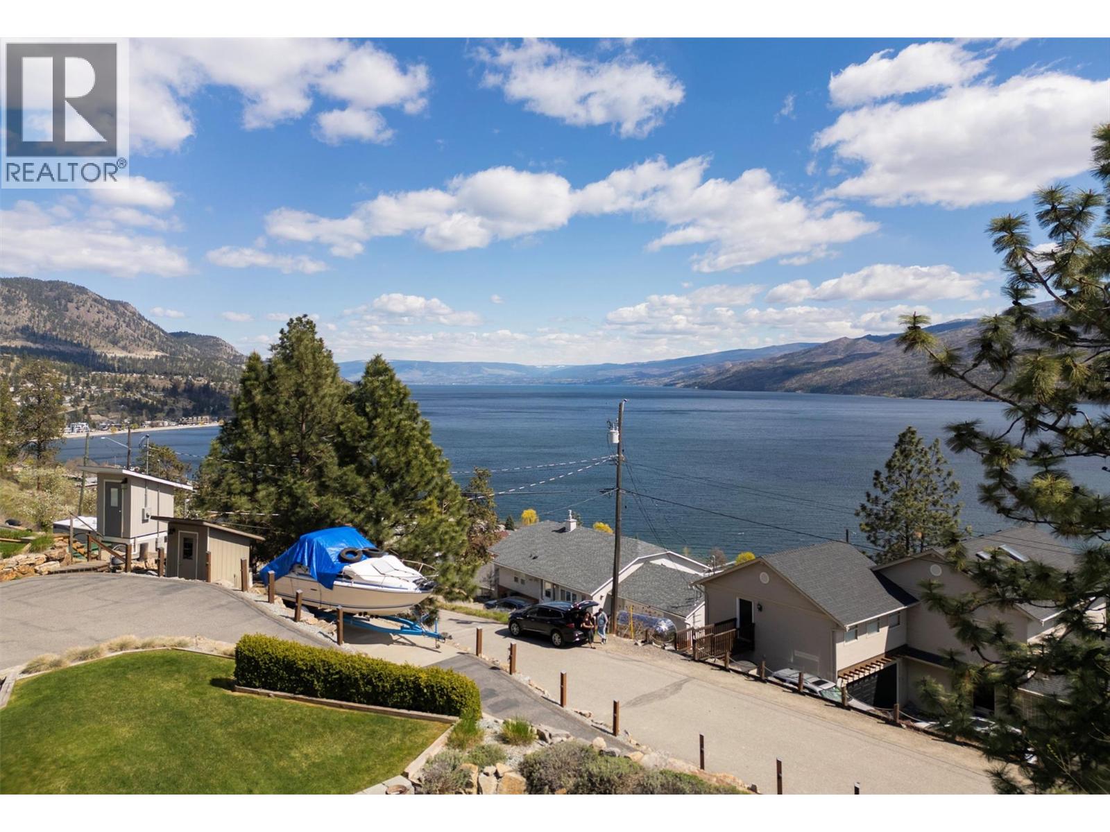 5824 Columbia Avenue, Peachland