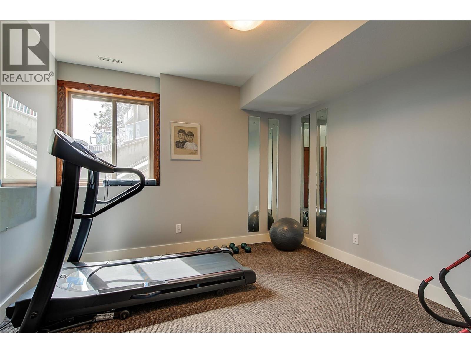 5824 Columbia Avenue, Peachland