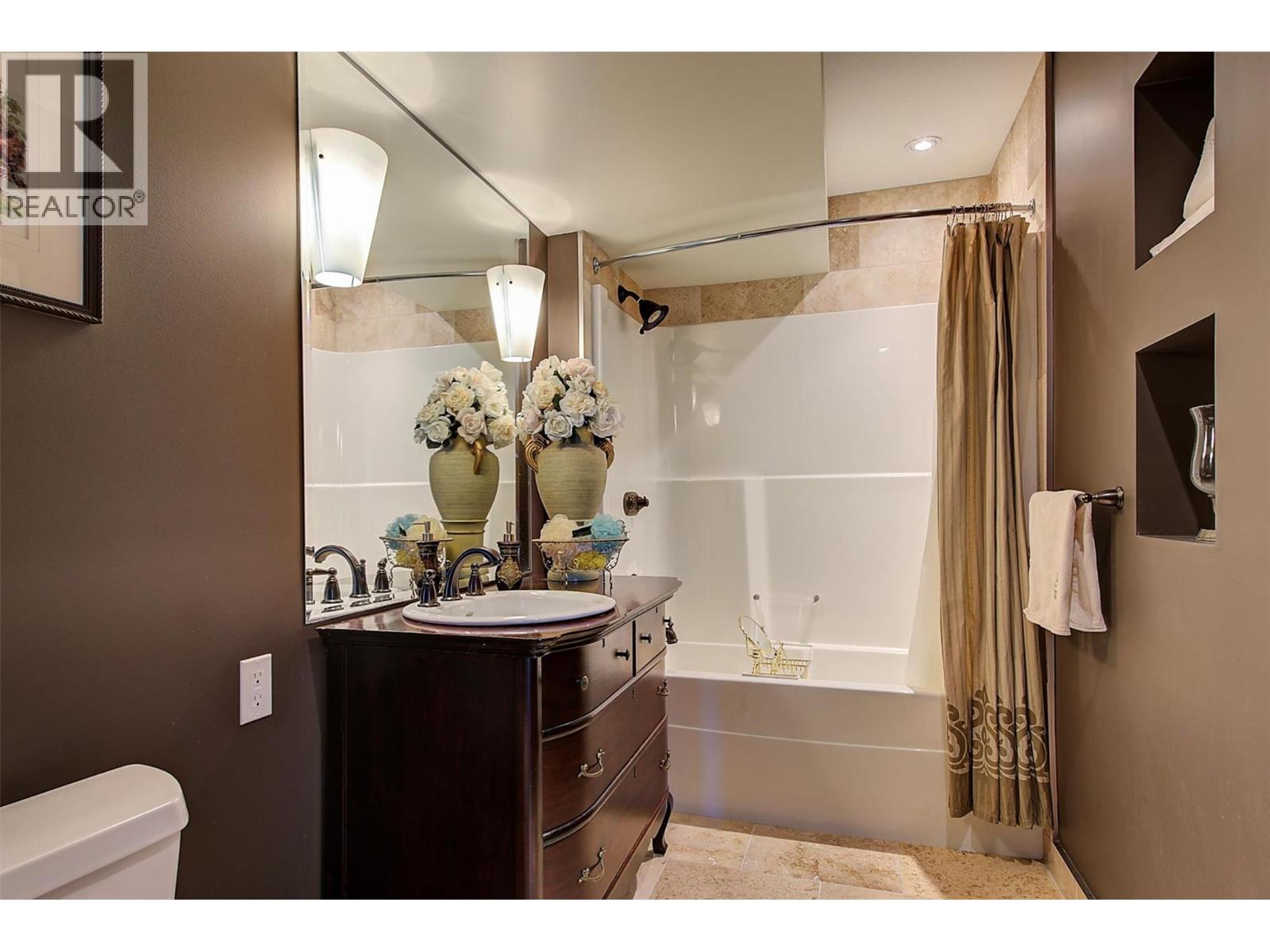 5824 Columbia Avenue, Peachland