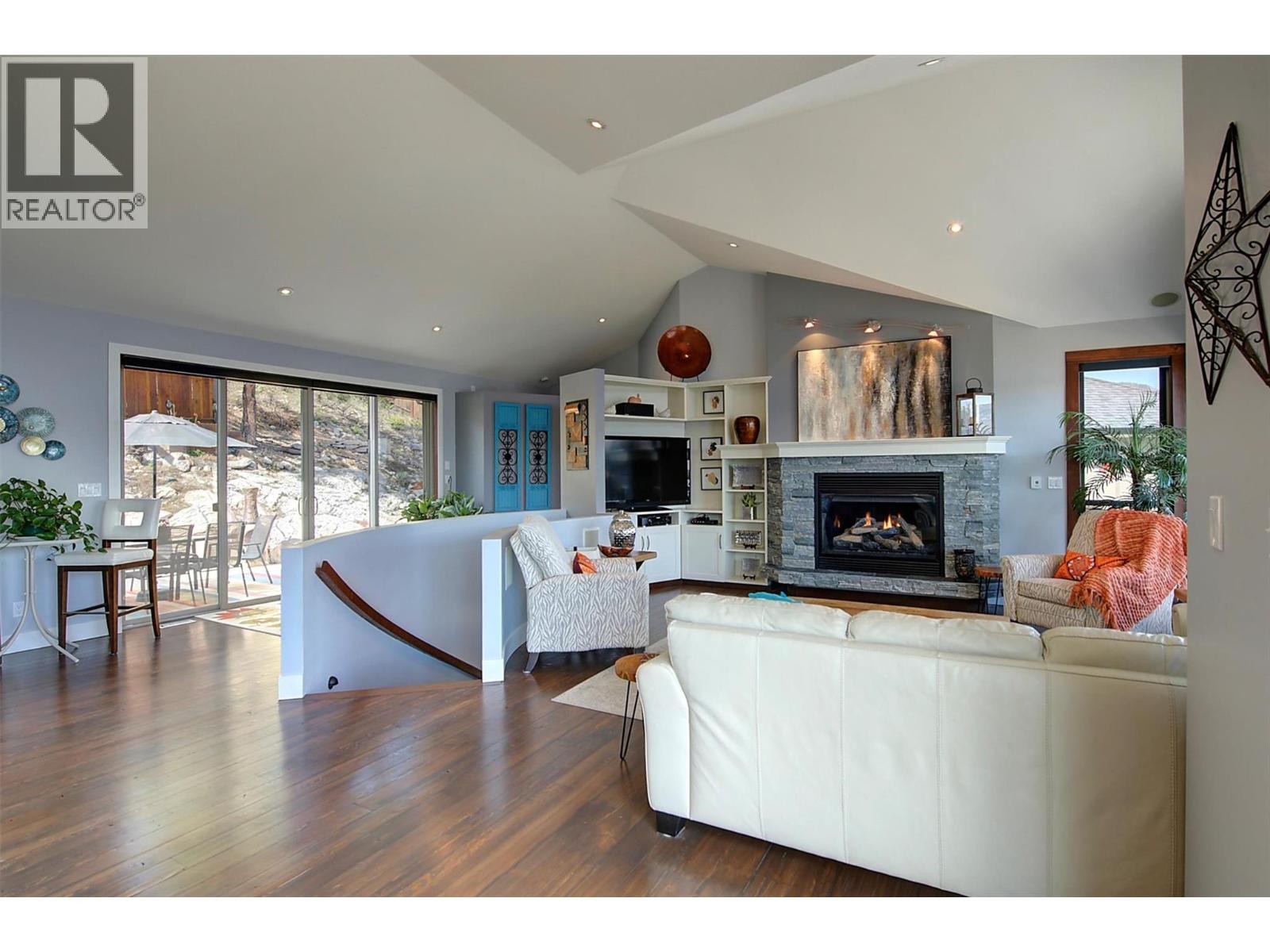 5824 Columbia Avenue, Peachland