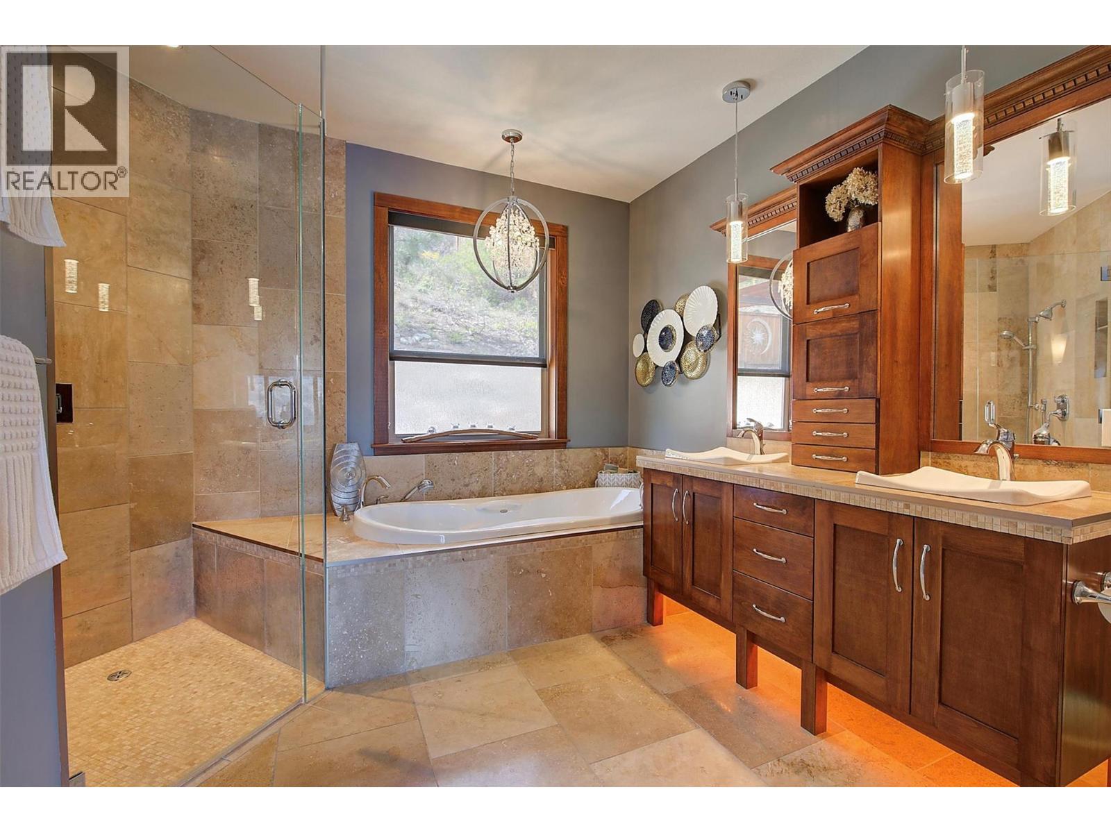 5824 Columbia Avenue, Peachland