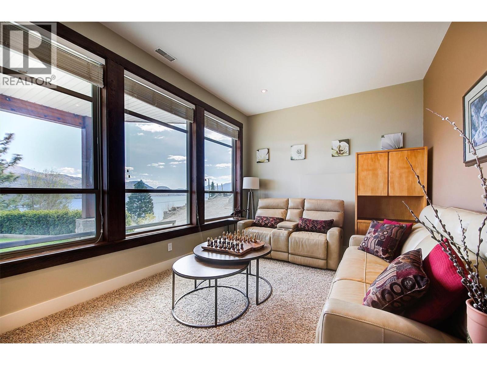 5824 Columbia Avenue, Peachland