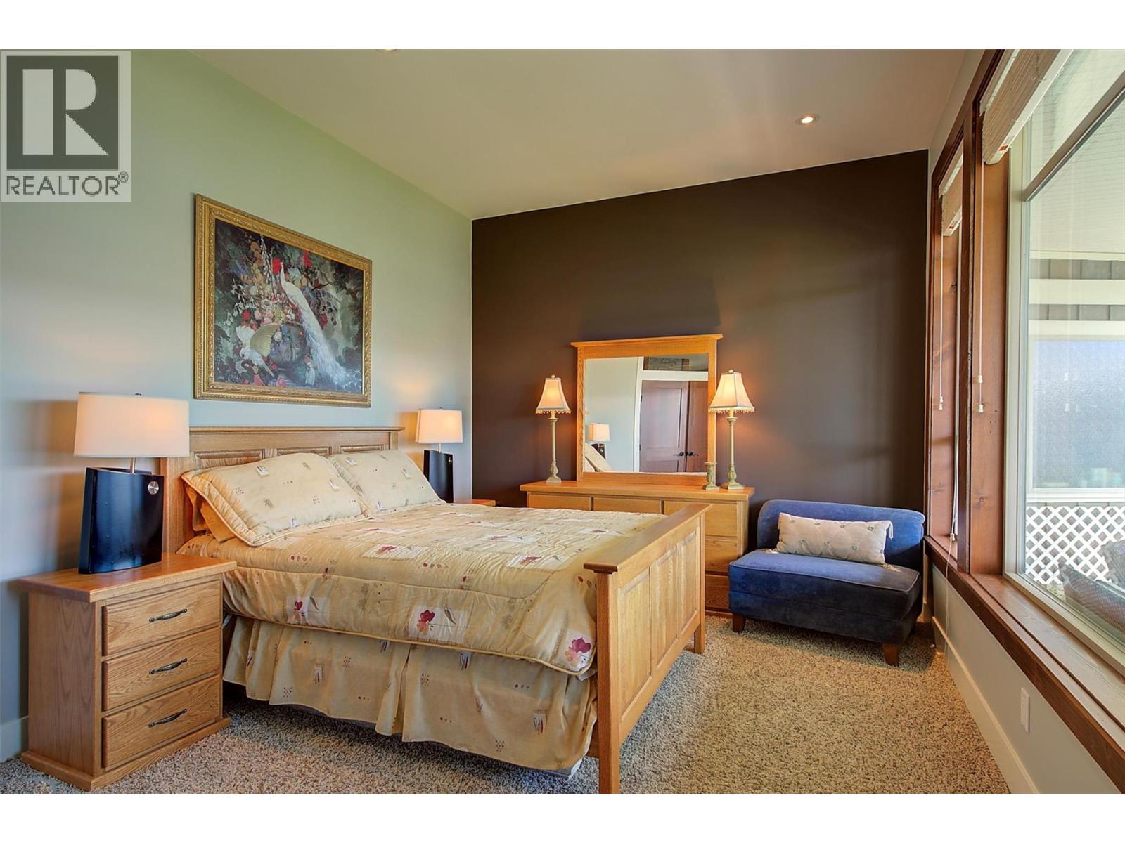 5824 Columbia Avenue, Peachland