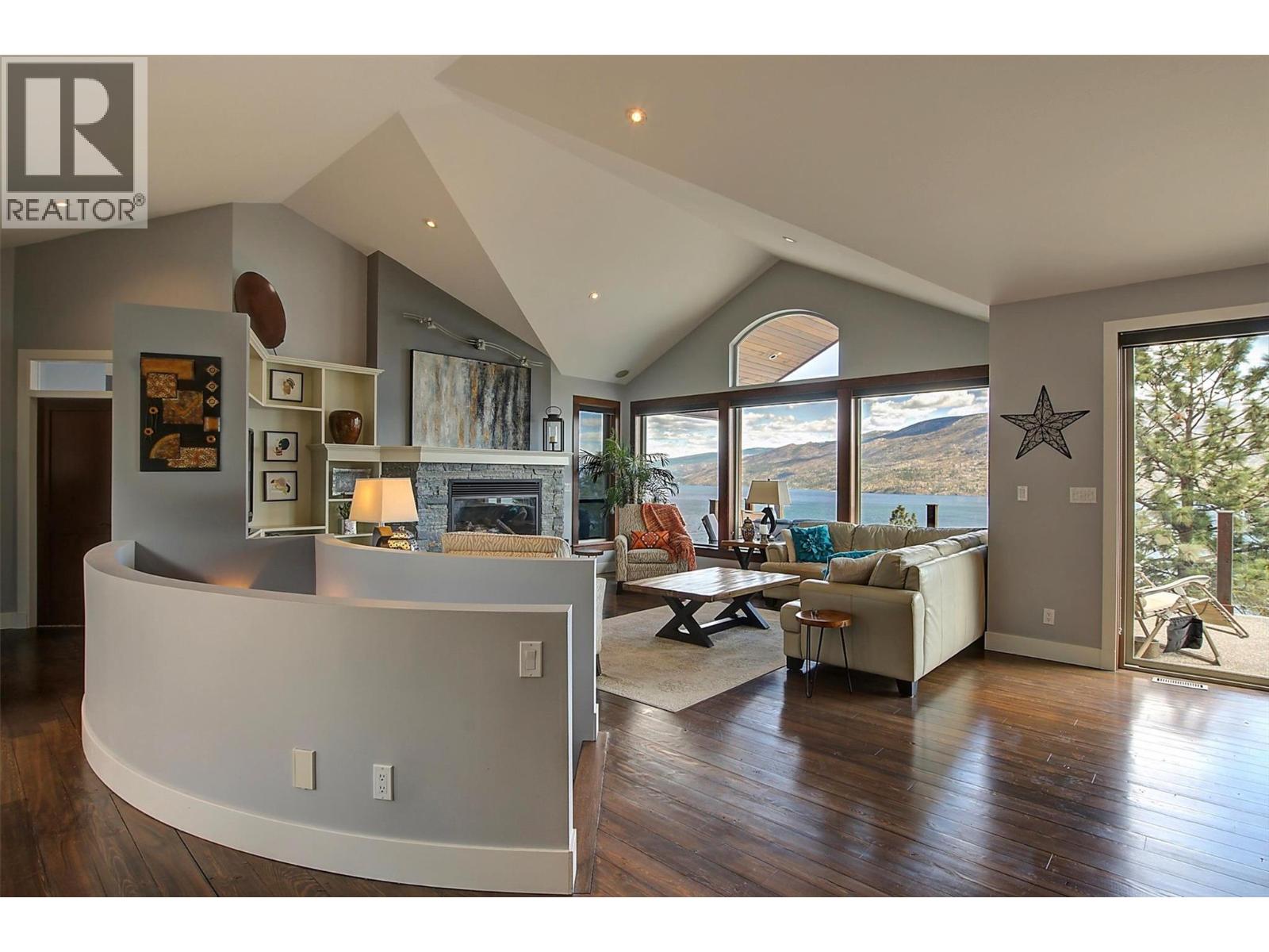 5824 Columbia Avenue, Peachland