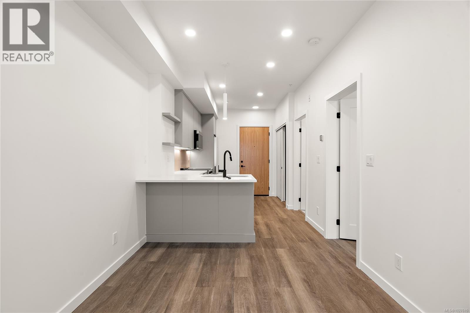 #308 610 Lampson St - 4