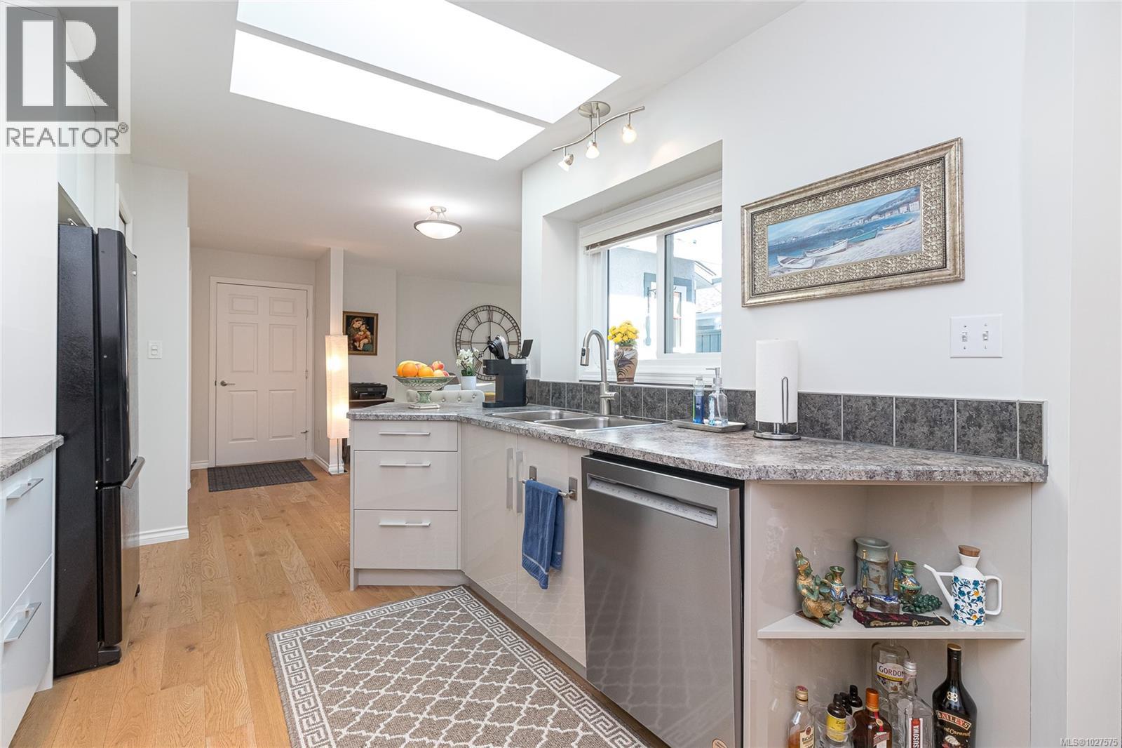 5 10084 Third Street, Sidney