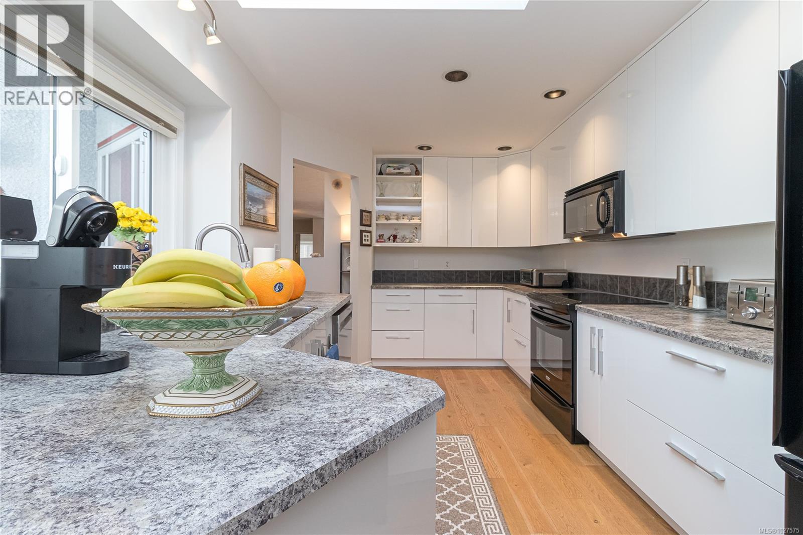 5 10084 Third Street, Sidney