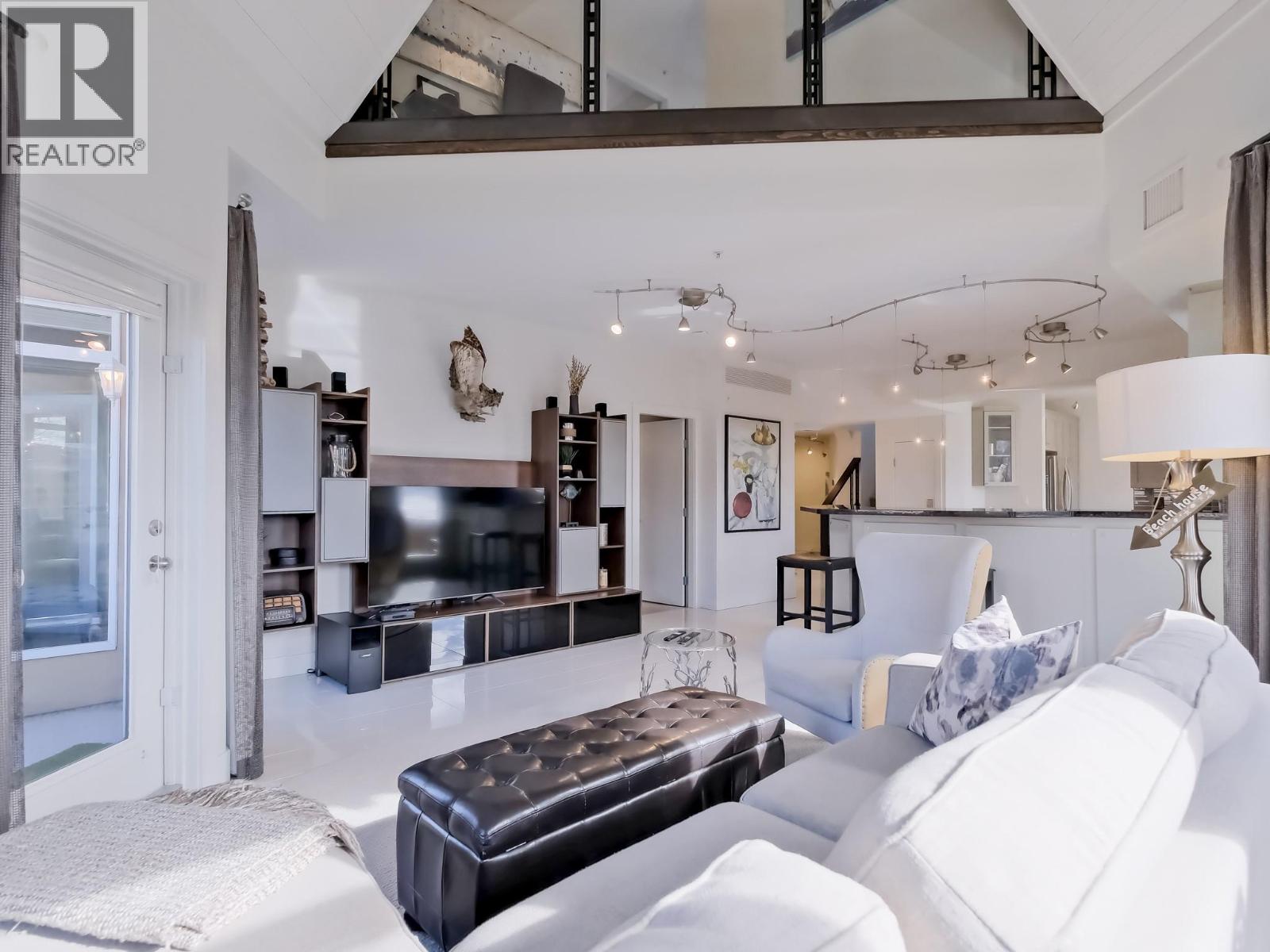 221 1088 Sunset Drive, Kelowna