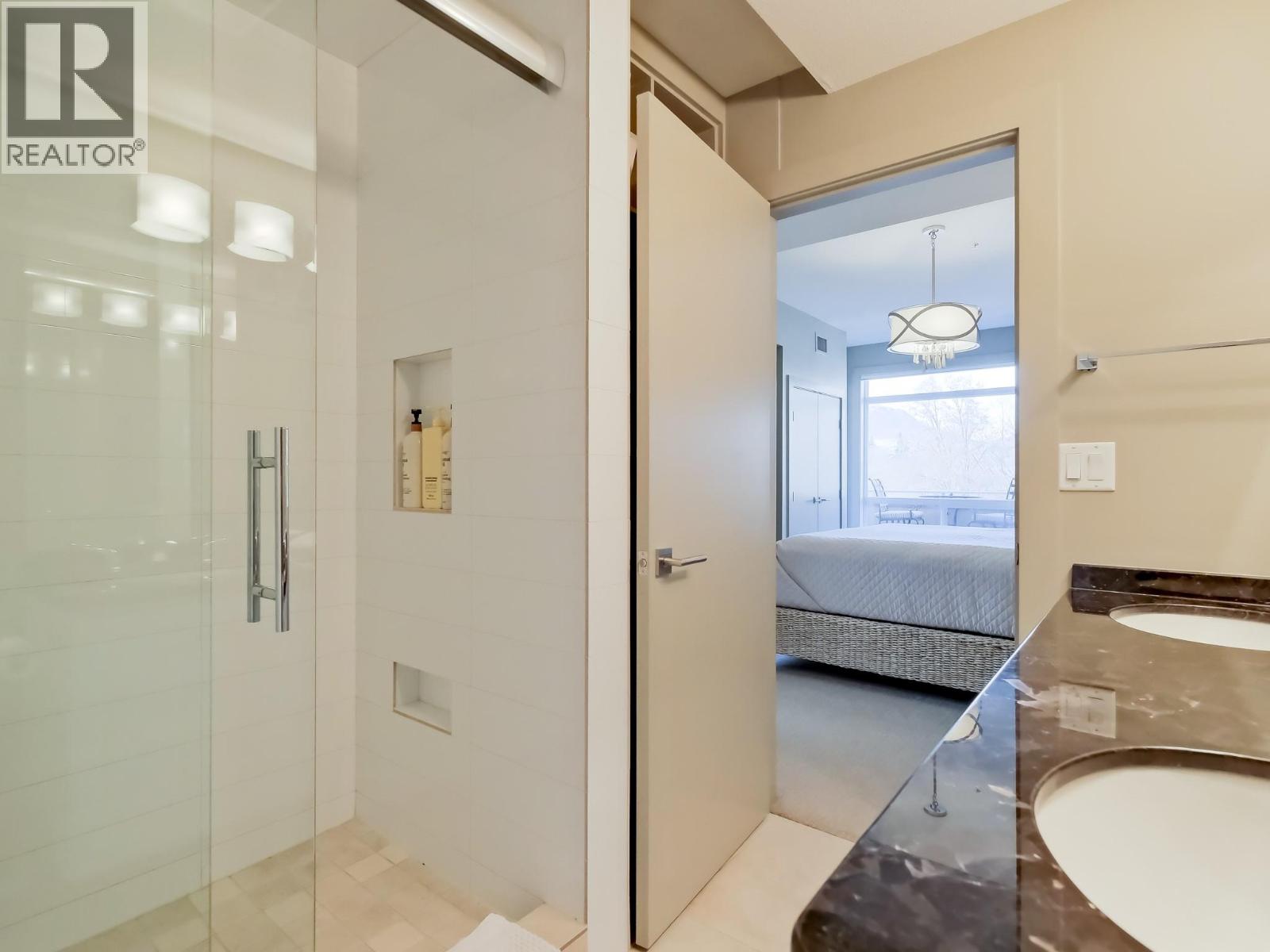 221 1088 Sunset Drive, Kelowna