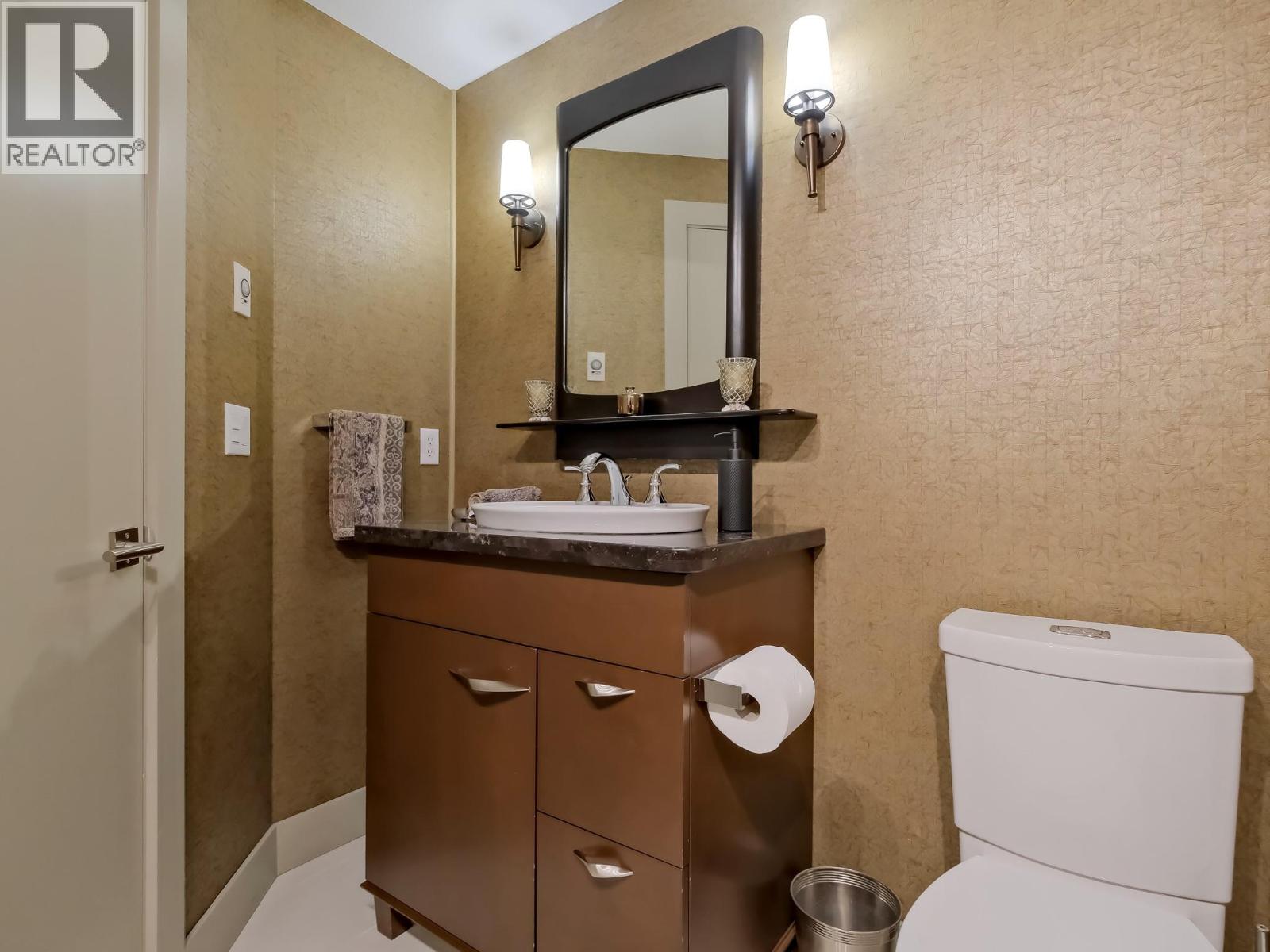 221 1088 Sunset Drive, Kelowna