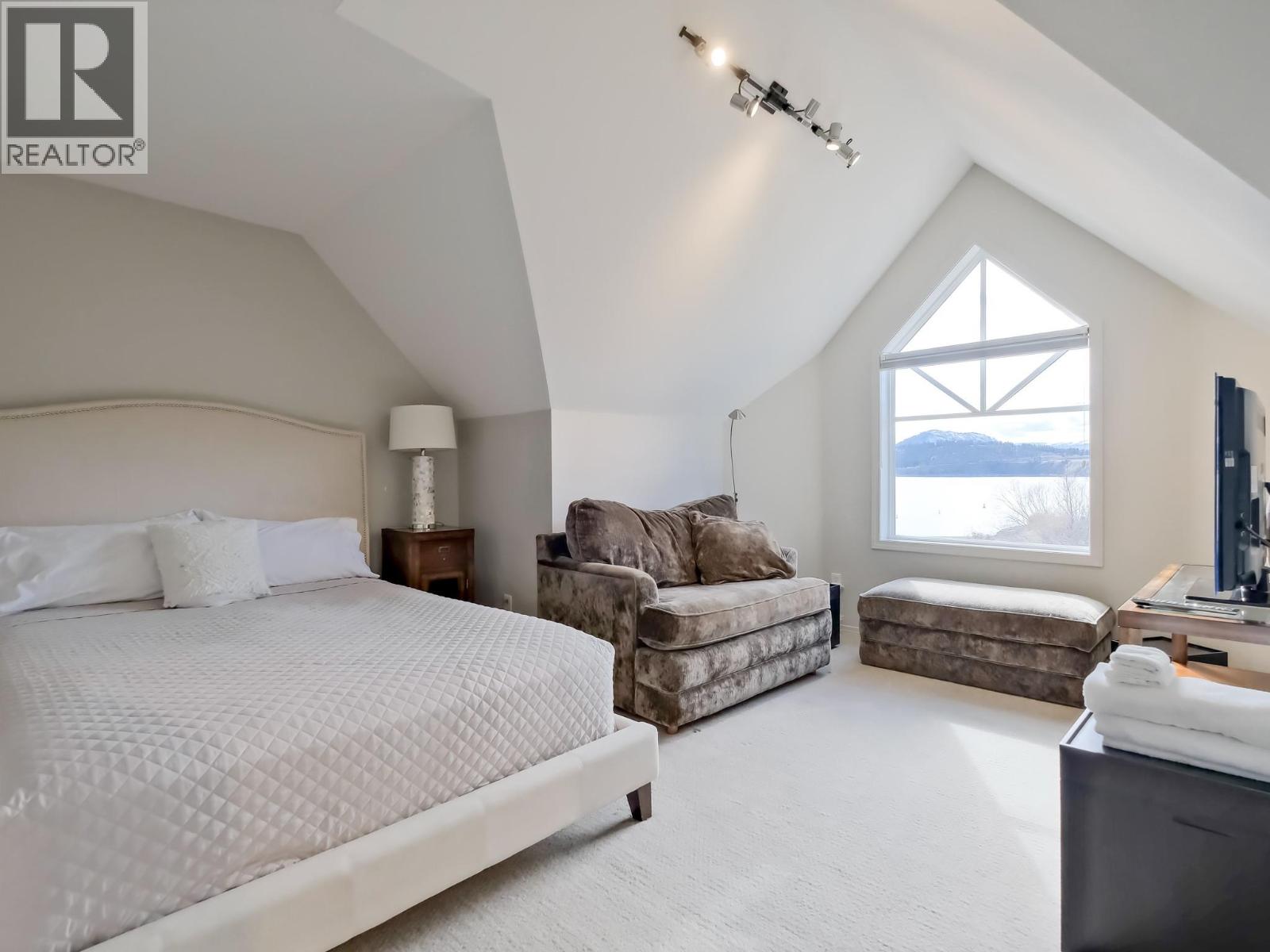 221 1088 Sunset Drive, Kelowna