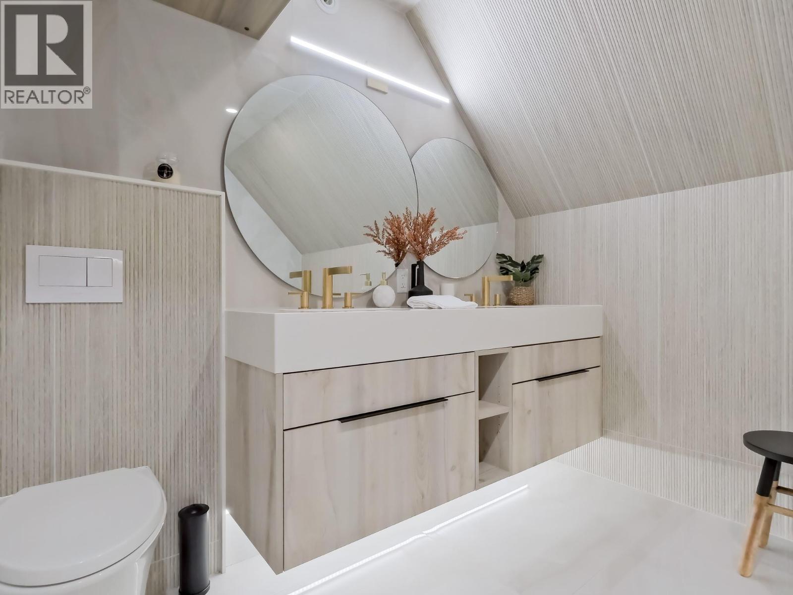 221 1088 Sunset Drive, Kelowna