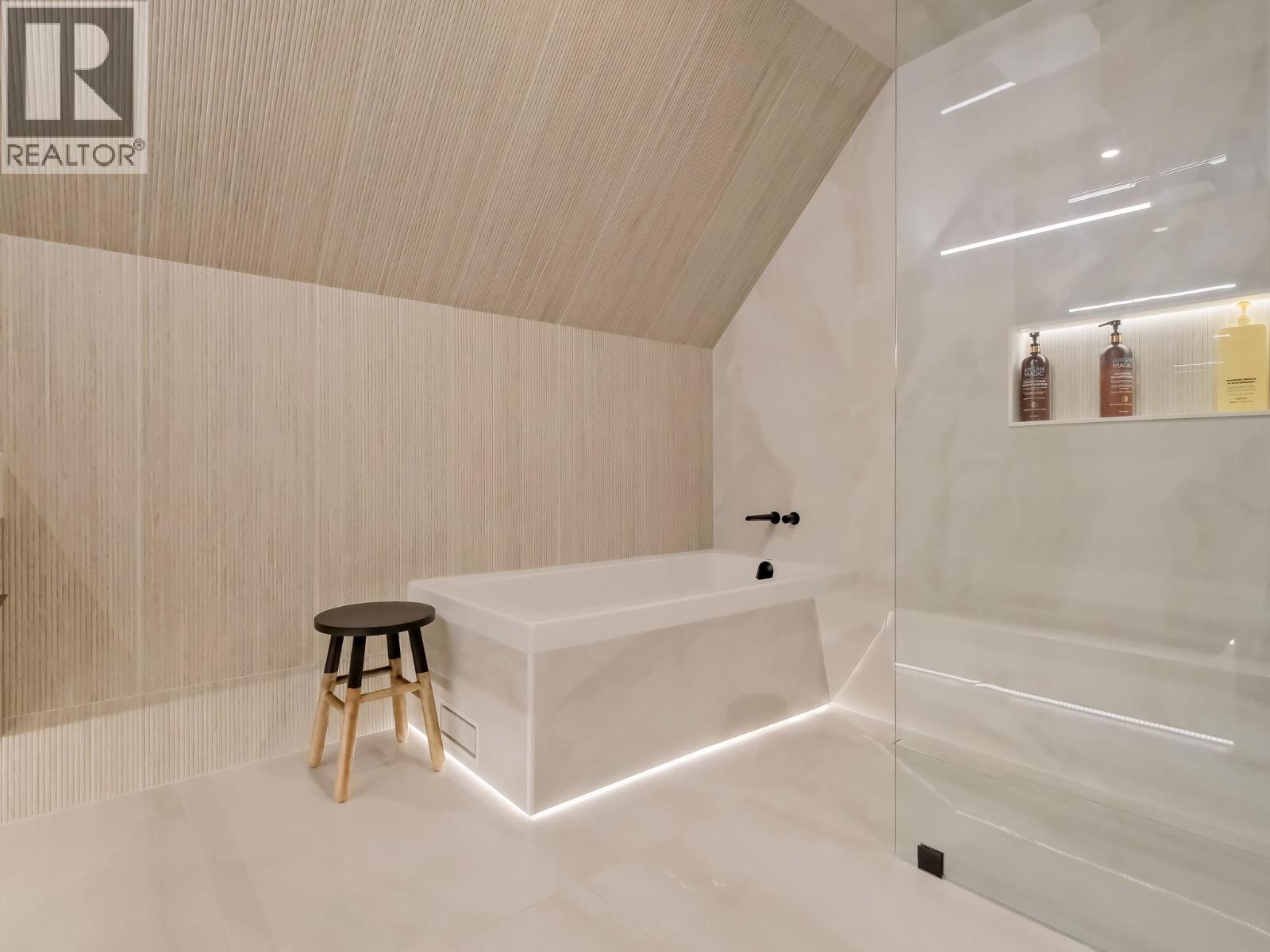 221 1088 Sunset Drive, Kelowna