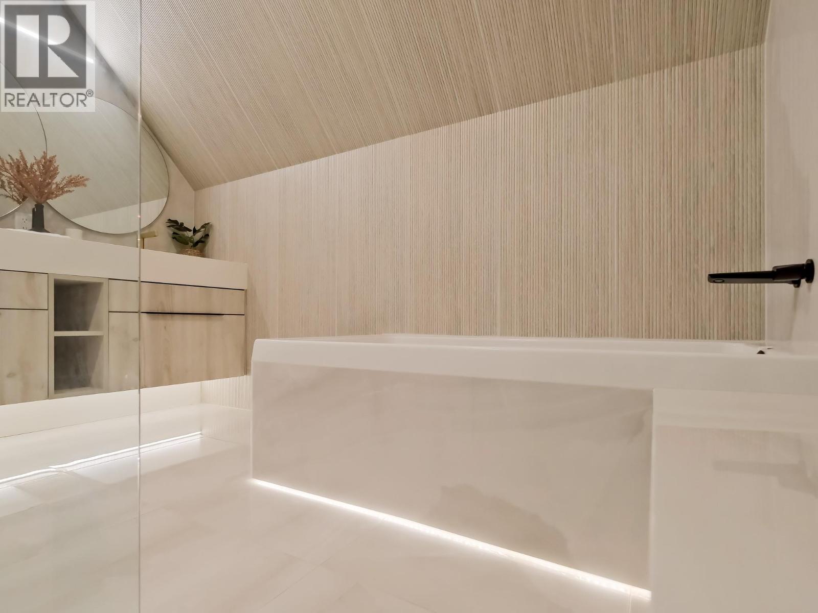 221 1088 Sunset Drive, Kelowna