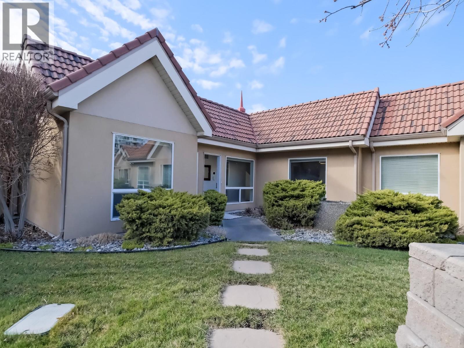 221 1088 Sunset Drive, Kelowna