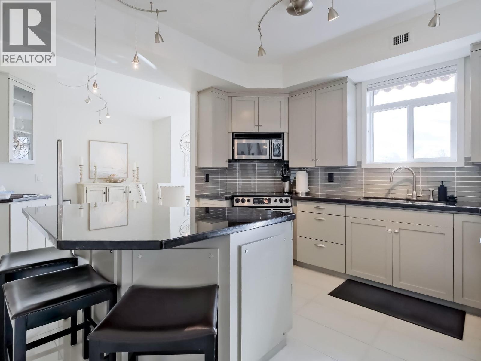 221 1088 Sunset Drive, Kelowna