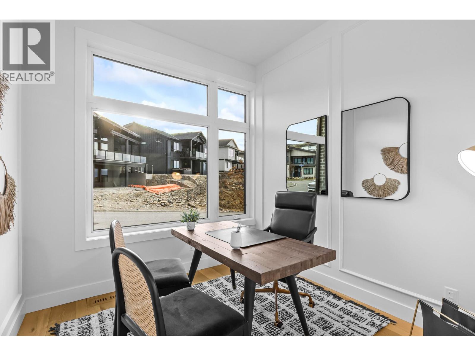 1050 Emslie Street, Kelowna