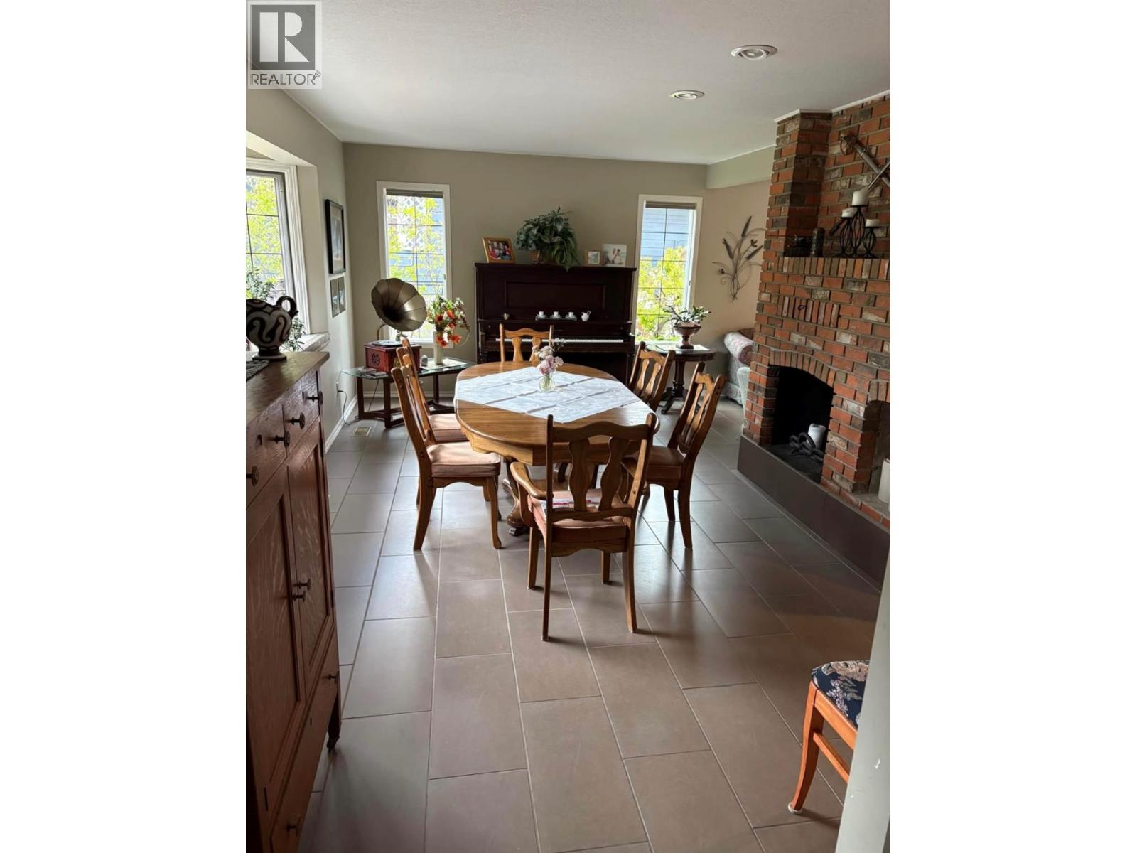 210 10th Avenue NW, Nakusp