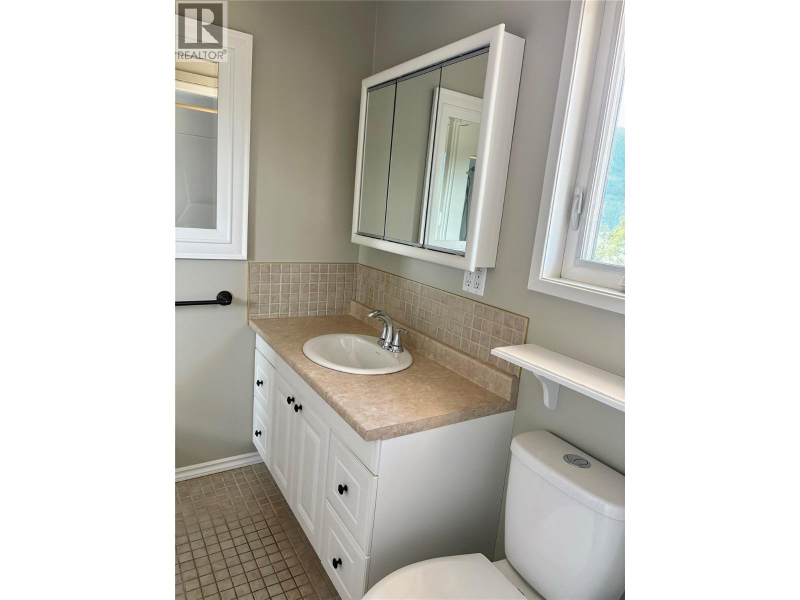 210 10th Avenue NW, Nakusp