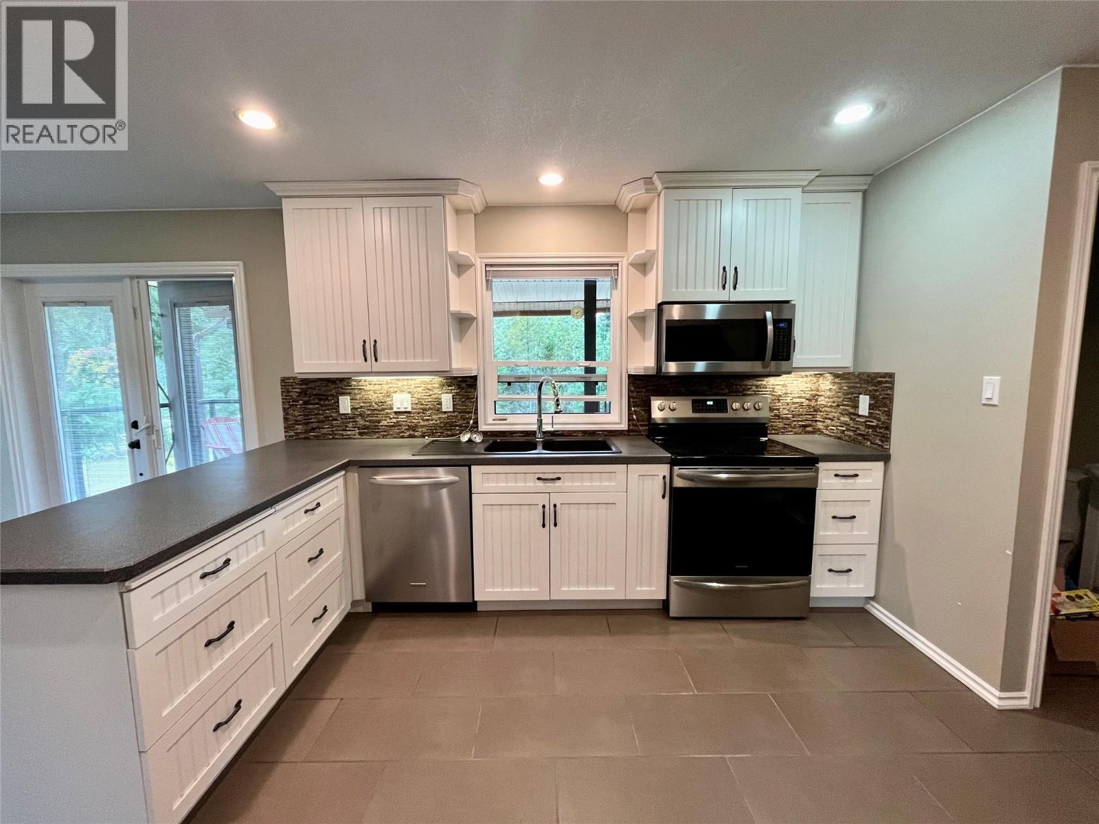 210 10th Avenue NW, Nakusp