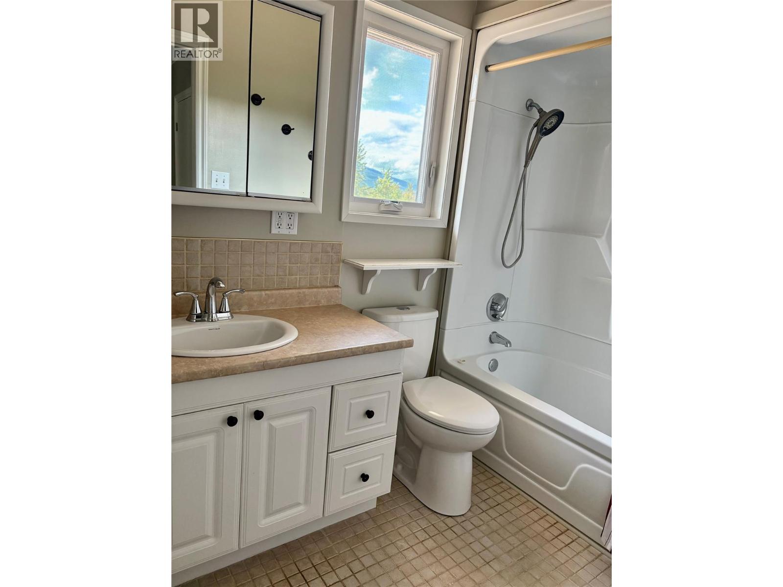 210 10th Avenue NW, Nakusp