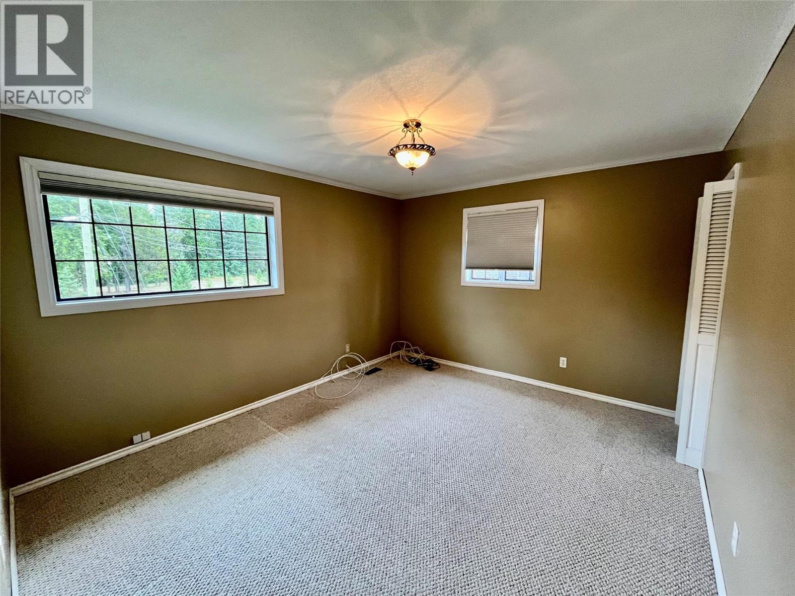 210 10th Avenue NW, Nakusp