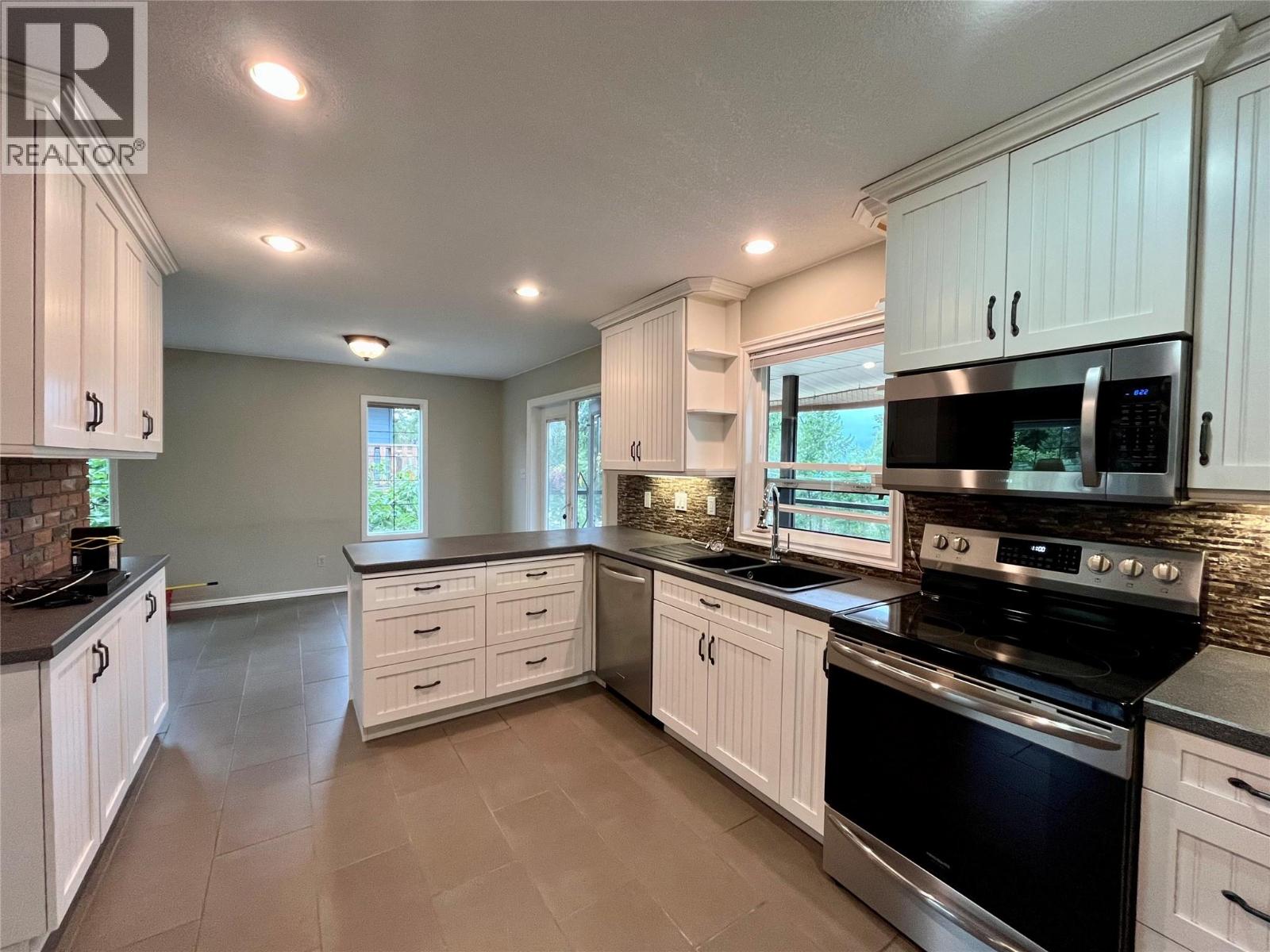 210 10th Avenue NW, Nakusp