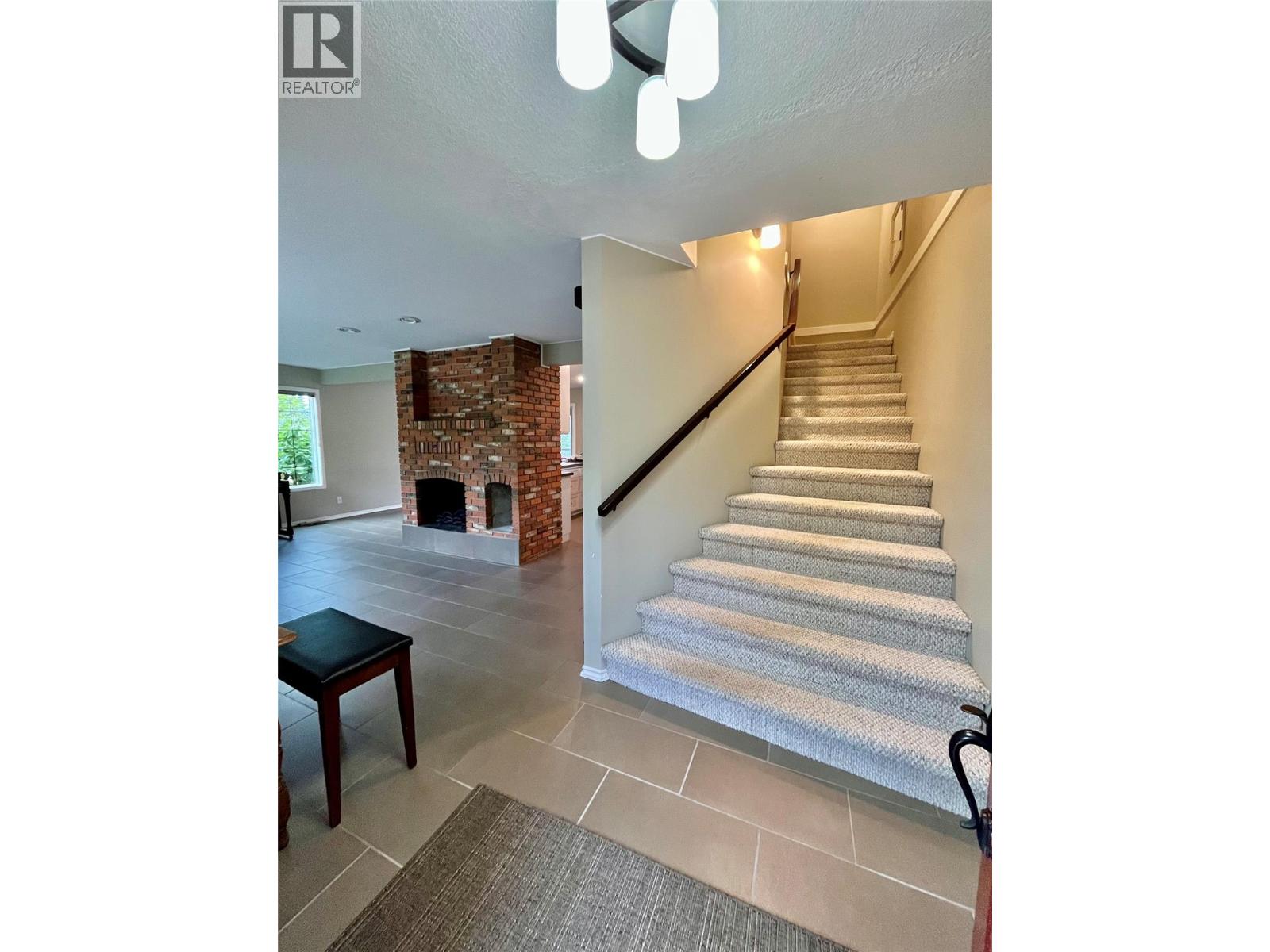 210 10th Avenue NW, Nakusp