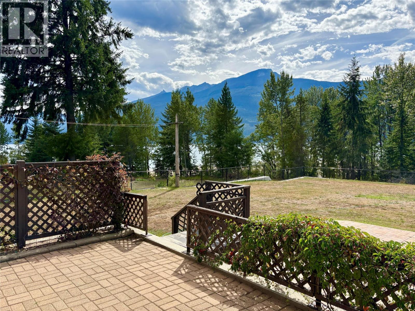 210 10th Avenue NW, Nakusp
