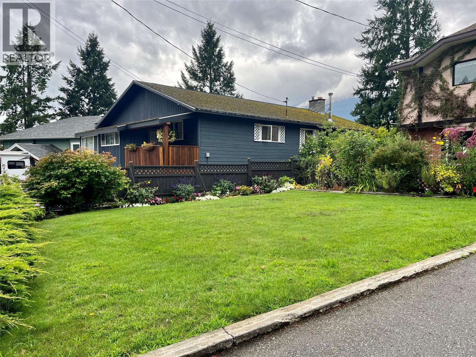 210 10th Avenue NW, Nakusp