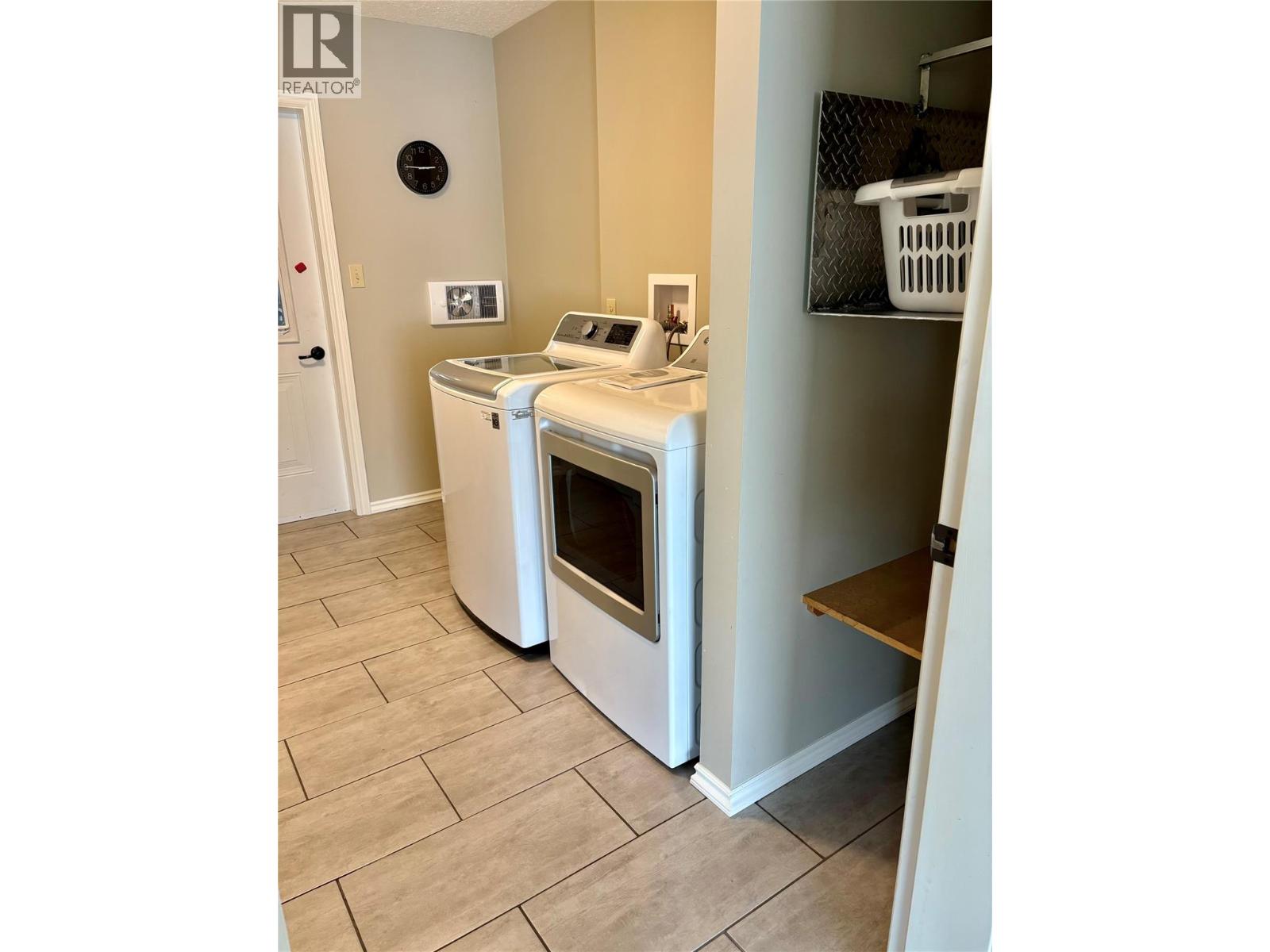 210 10th Avenue NW, Nakusp