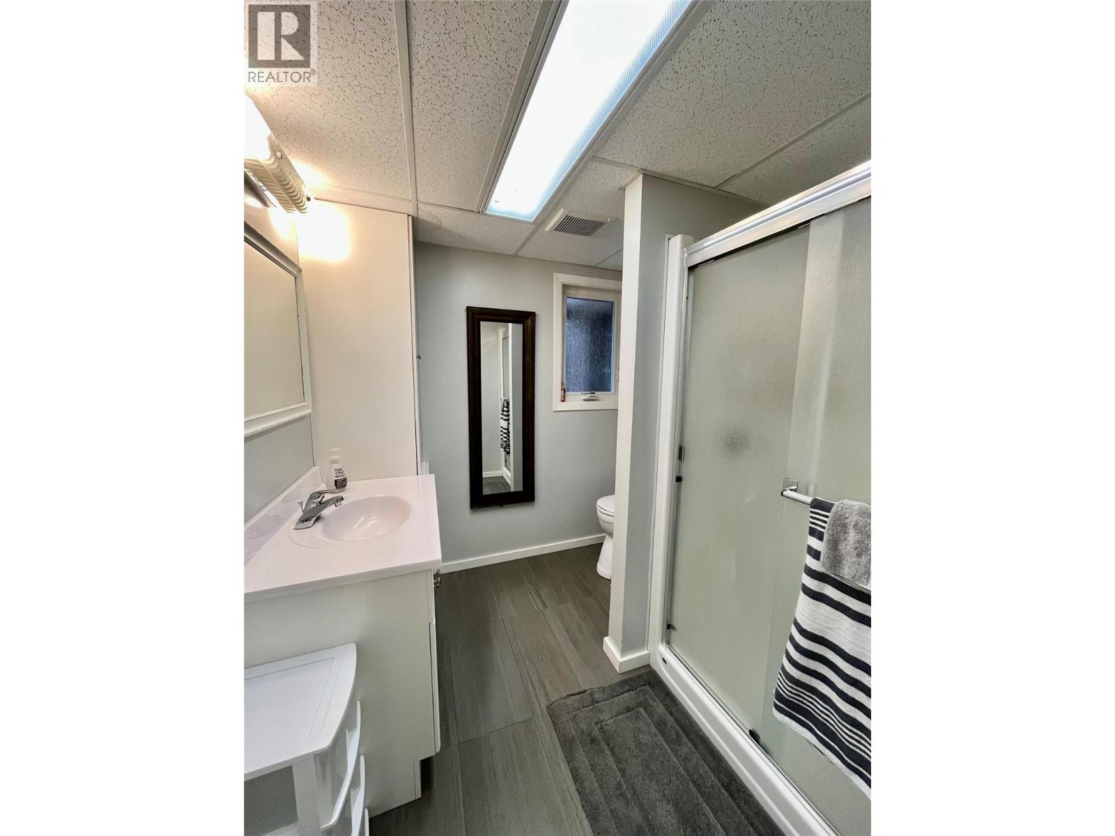 210 10th Avenue NW, Nakusp