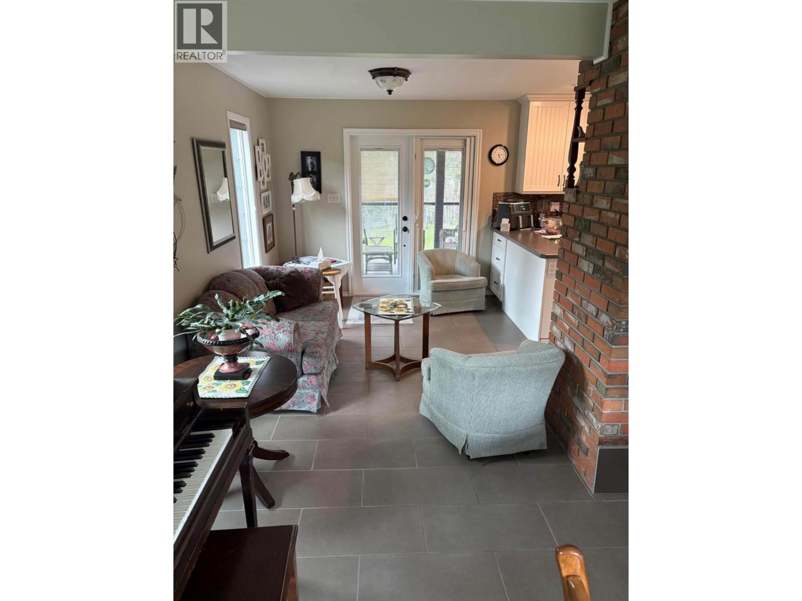 210 10th Avenue NW, Nakusp