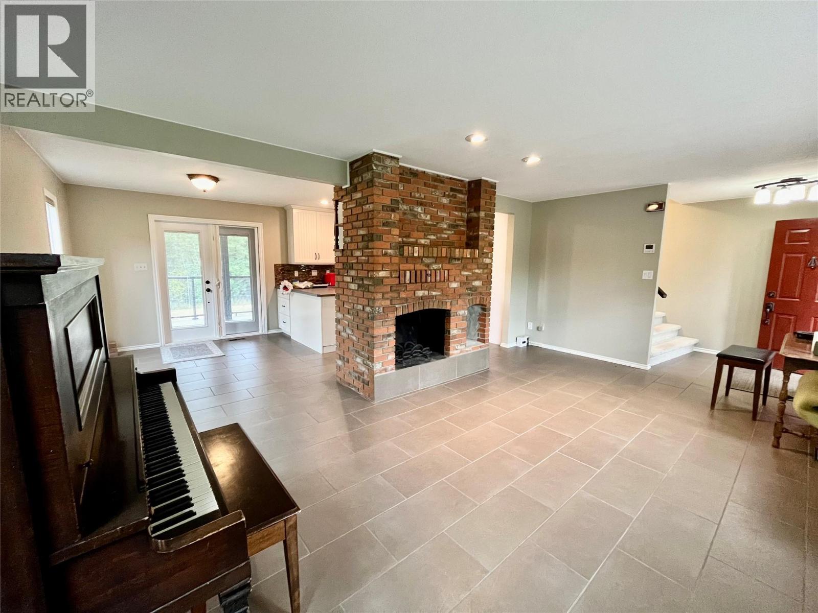 210 10th Avenue NW, Nakusp