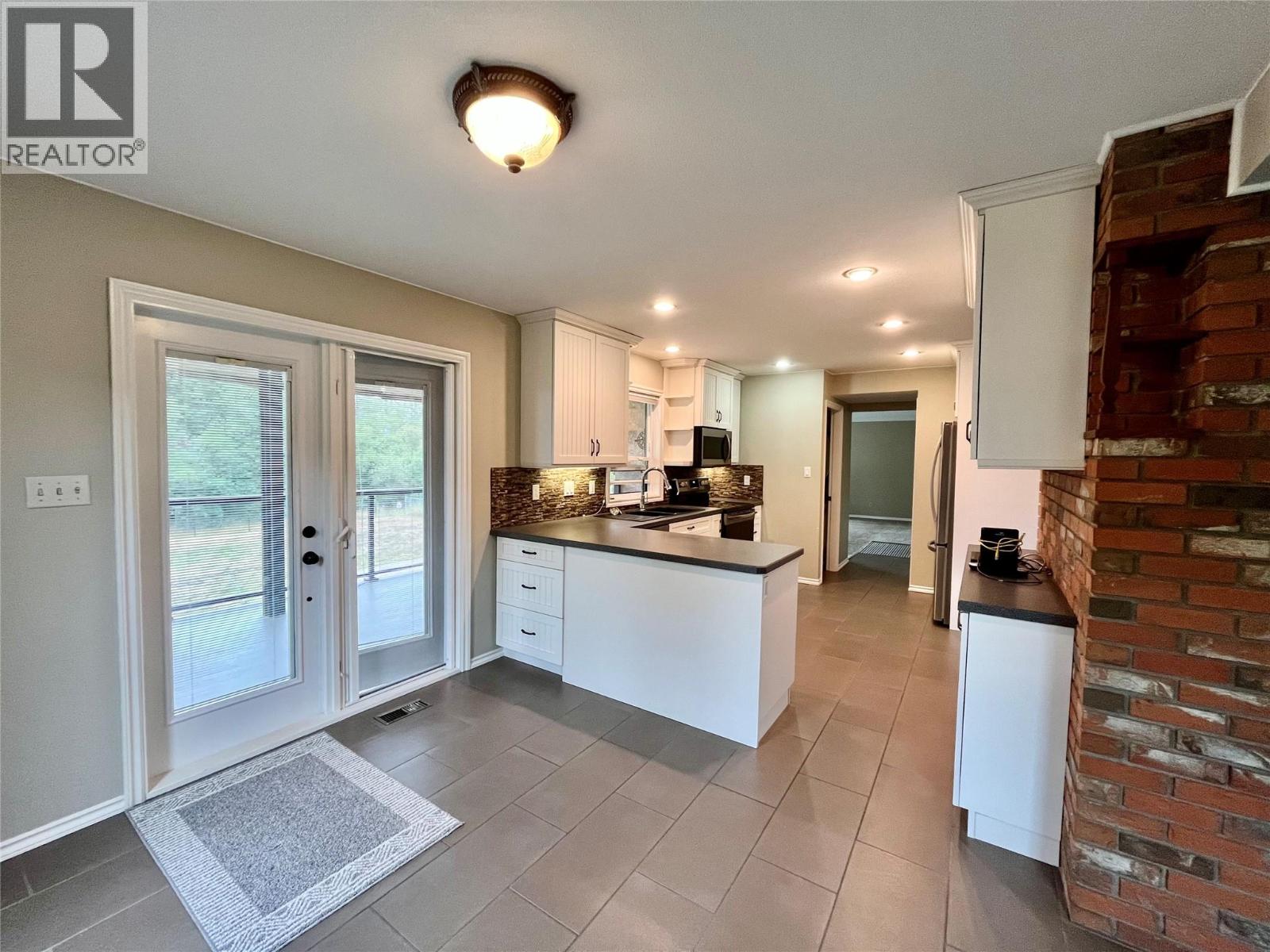 210 10th Avenue NW, Nakusp