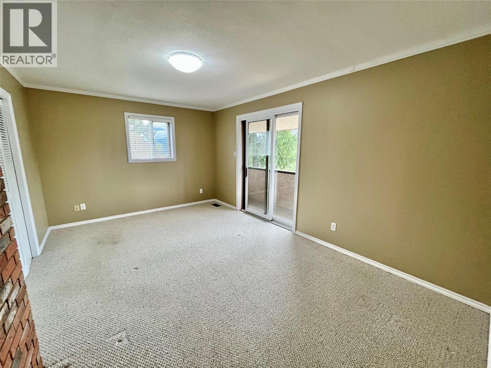 210 10th Avenue NW, Nakusp