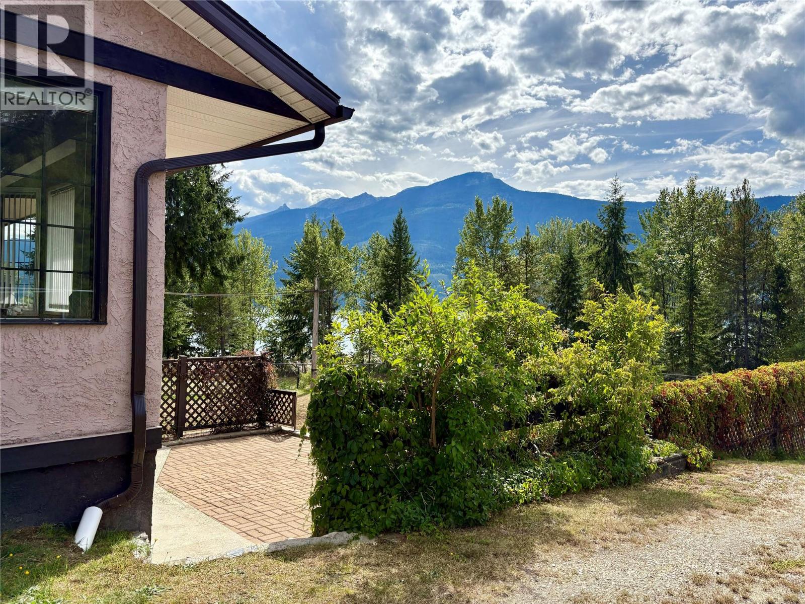 210 10th Avenue NW, Nakusp