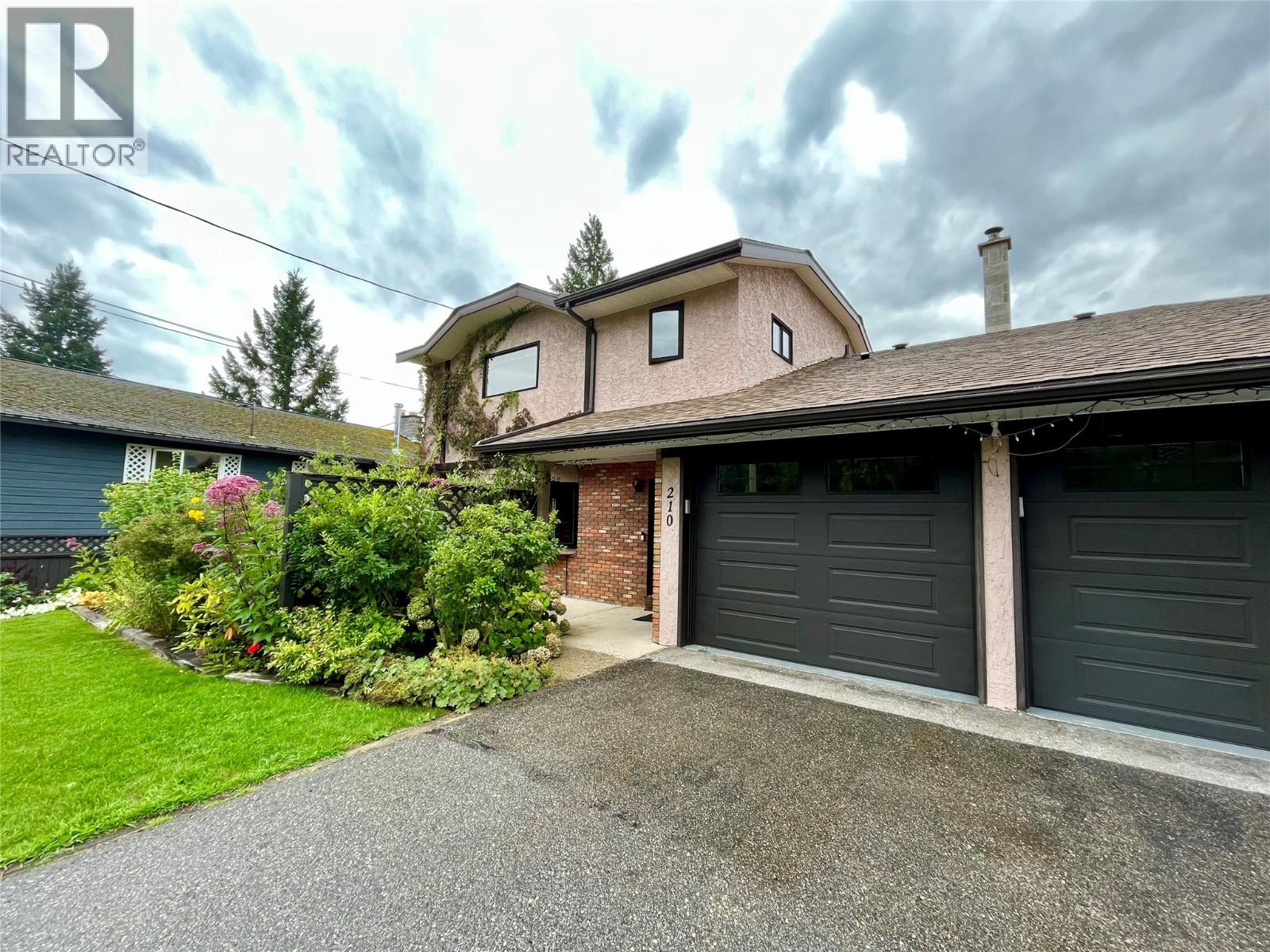 210 10th Avenue NW, Nakusp