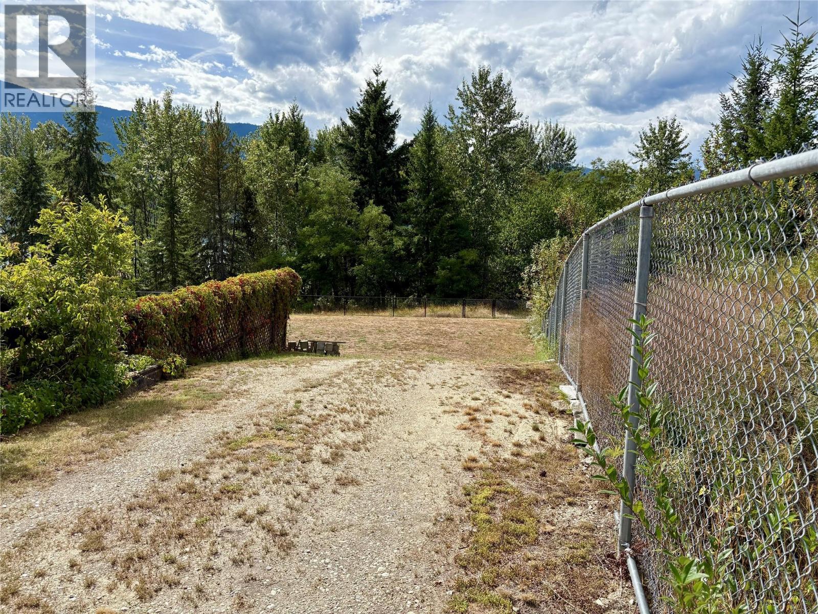 210 10th Avenue NW, Nakusp