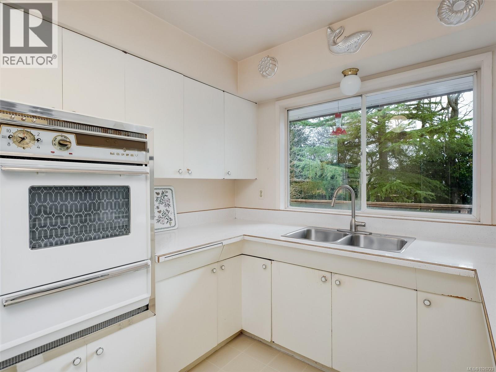  2086 Avondale Road, Oak Bay