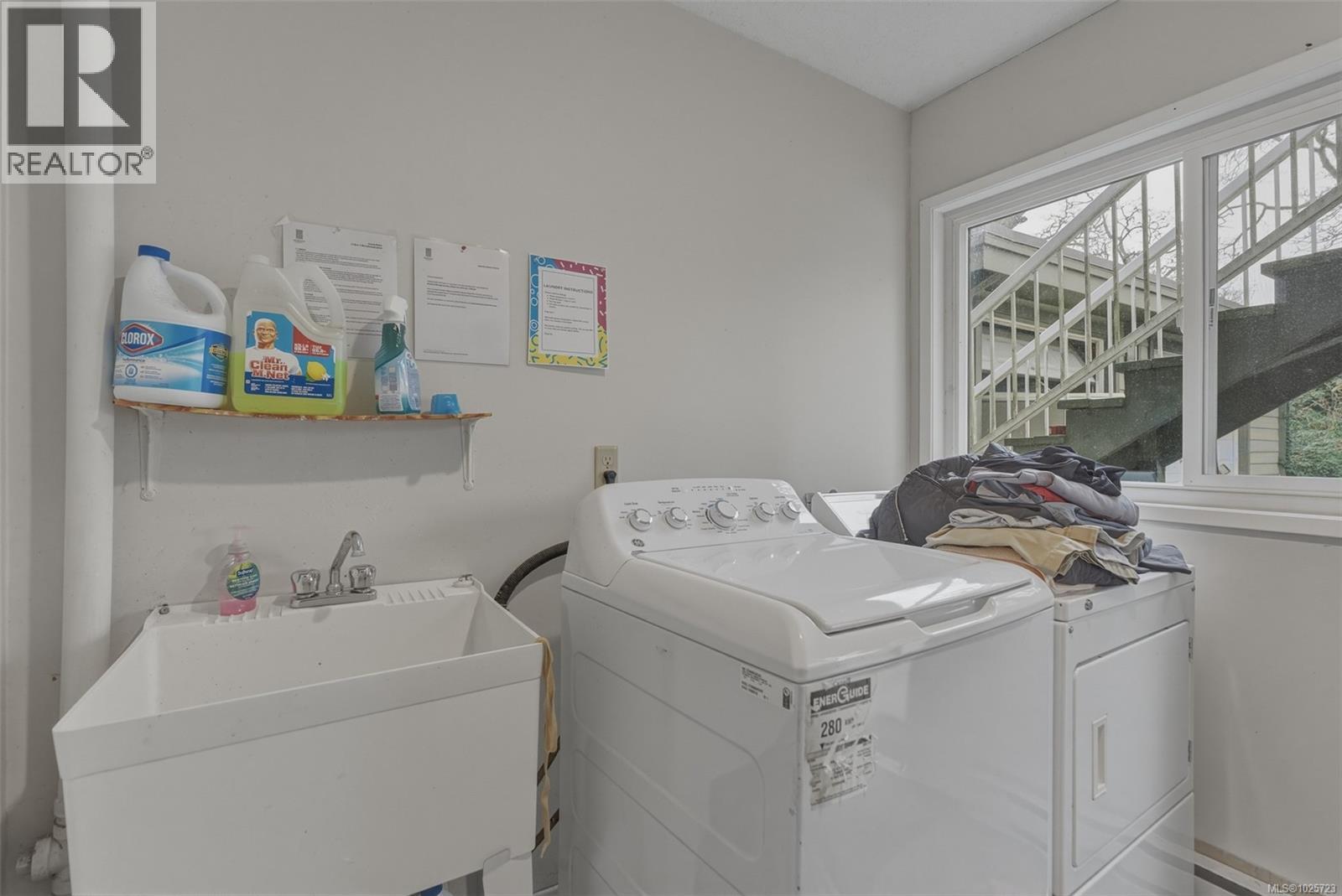 1178/1180 Tattersall Dr, Saanich