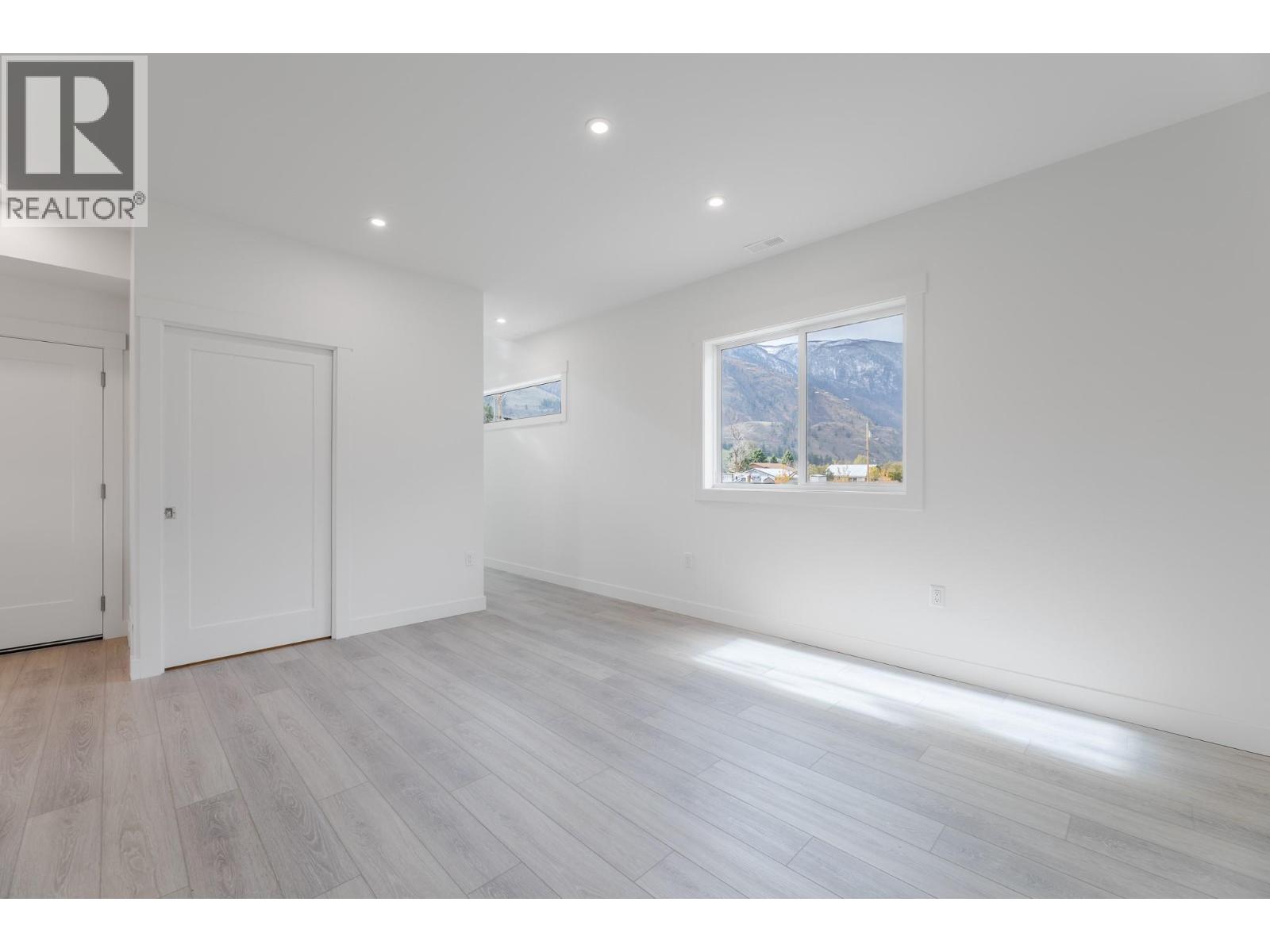 396 11th Avenue, Keremeos