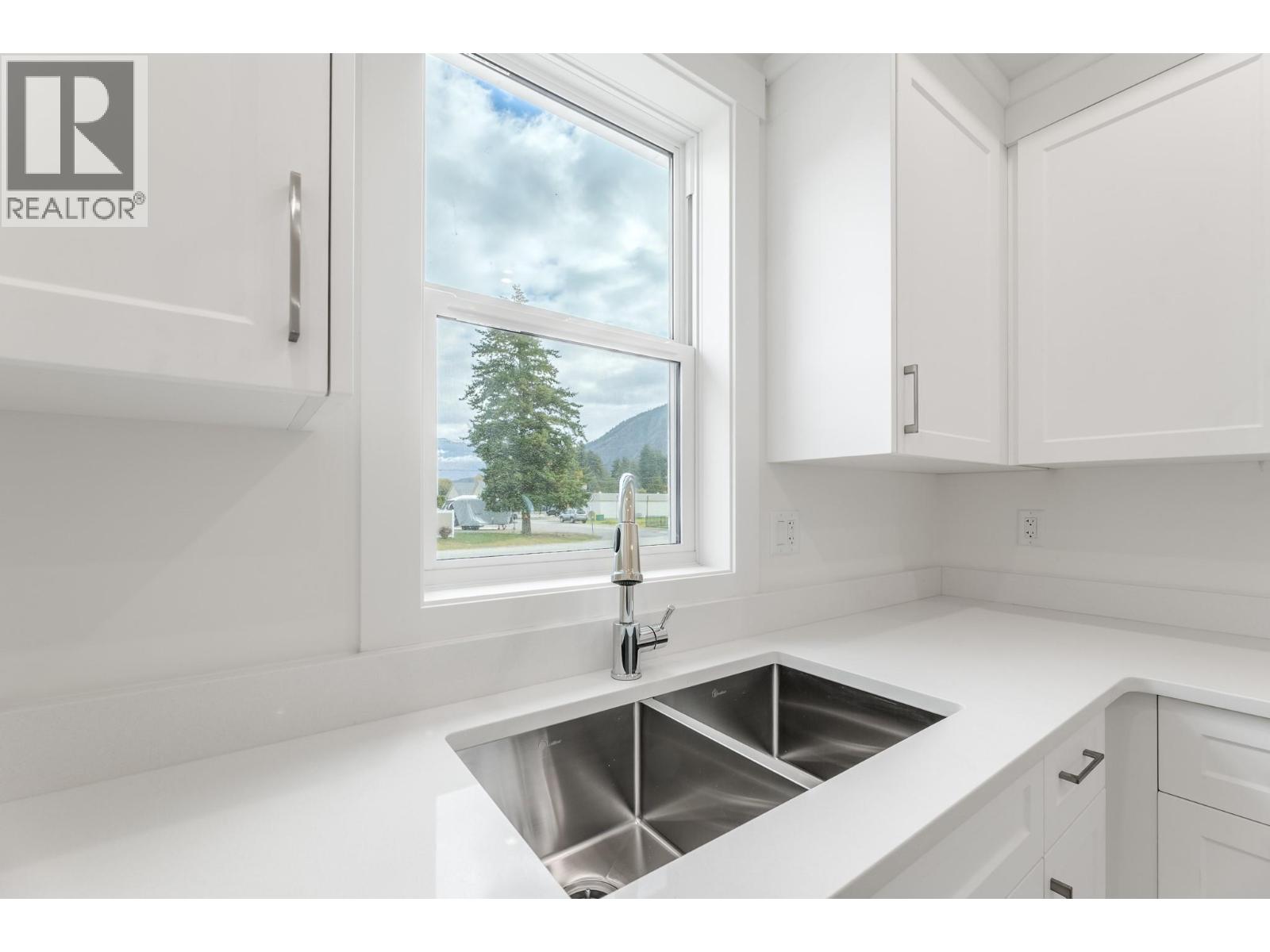 396 11th Avenue, Keremeos