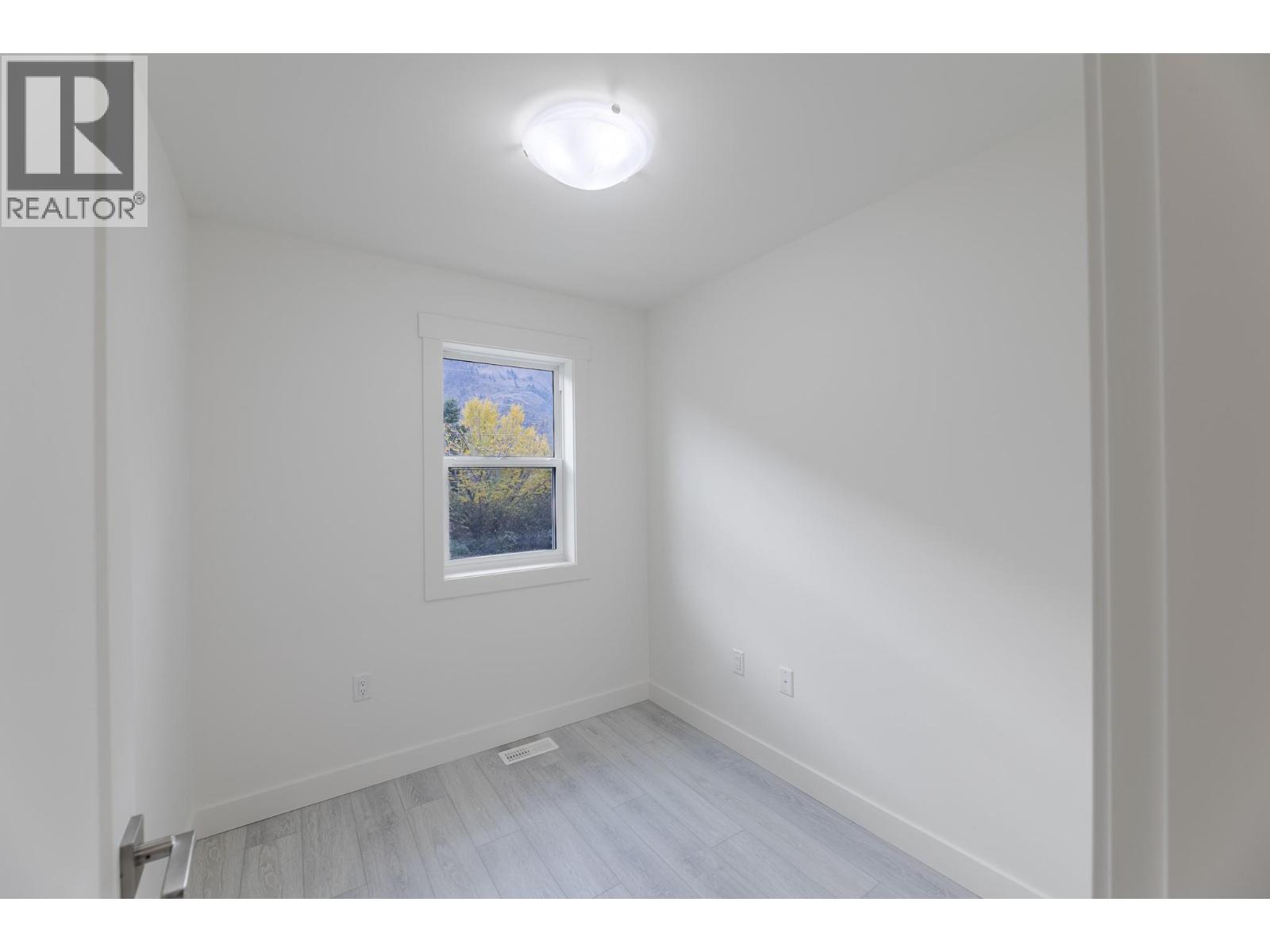 396 11th Avenue, Keremeos