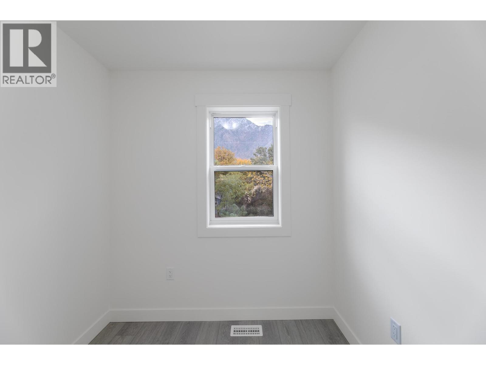 396 11th Avenue, Keremeos